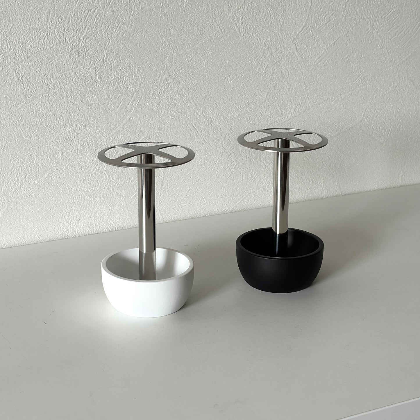 受け皿がついたシルバーの歯ブラシスタンドが2つ並んでいる様子