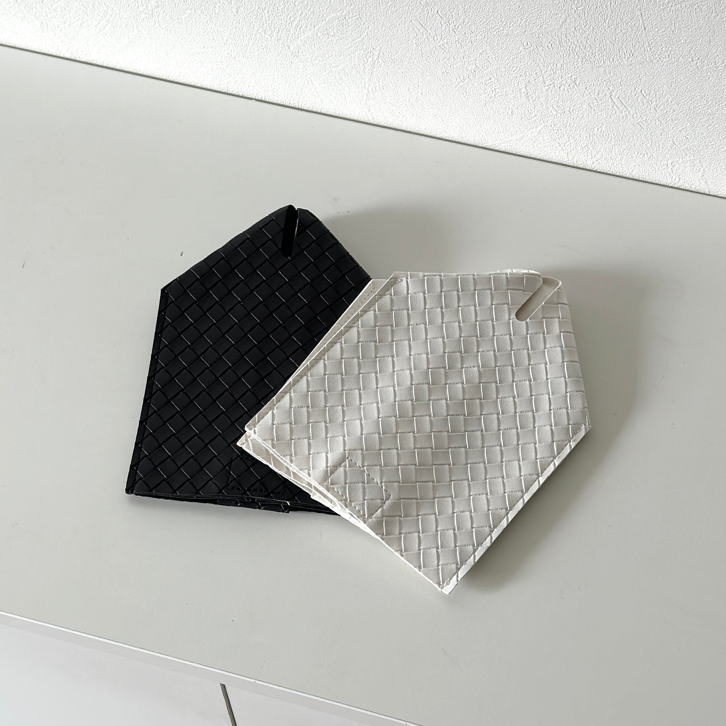 ブラックとホワイトのレザー調のスクエアティッシュケースが棚の上に置かれている様子