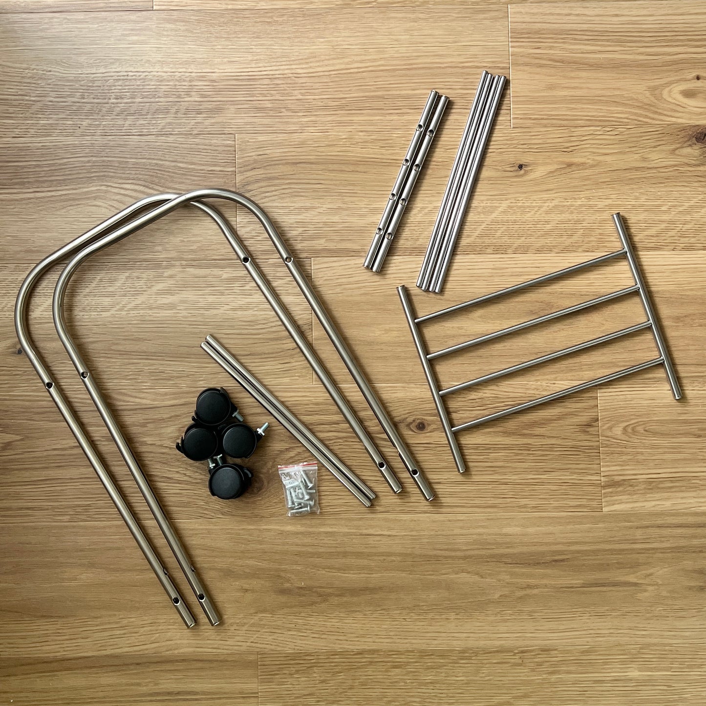 メッシュバスケットがついたワゴンのフレーム部品