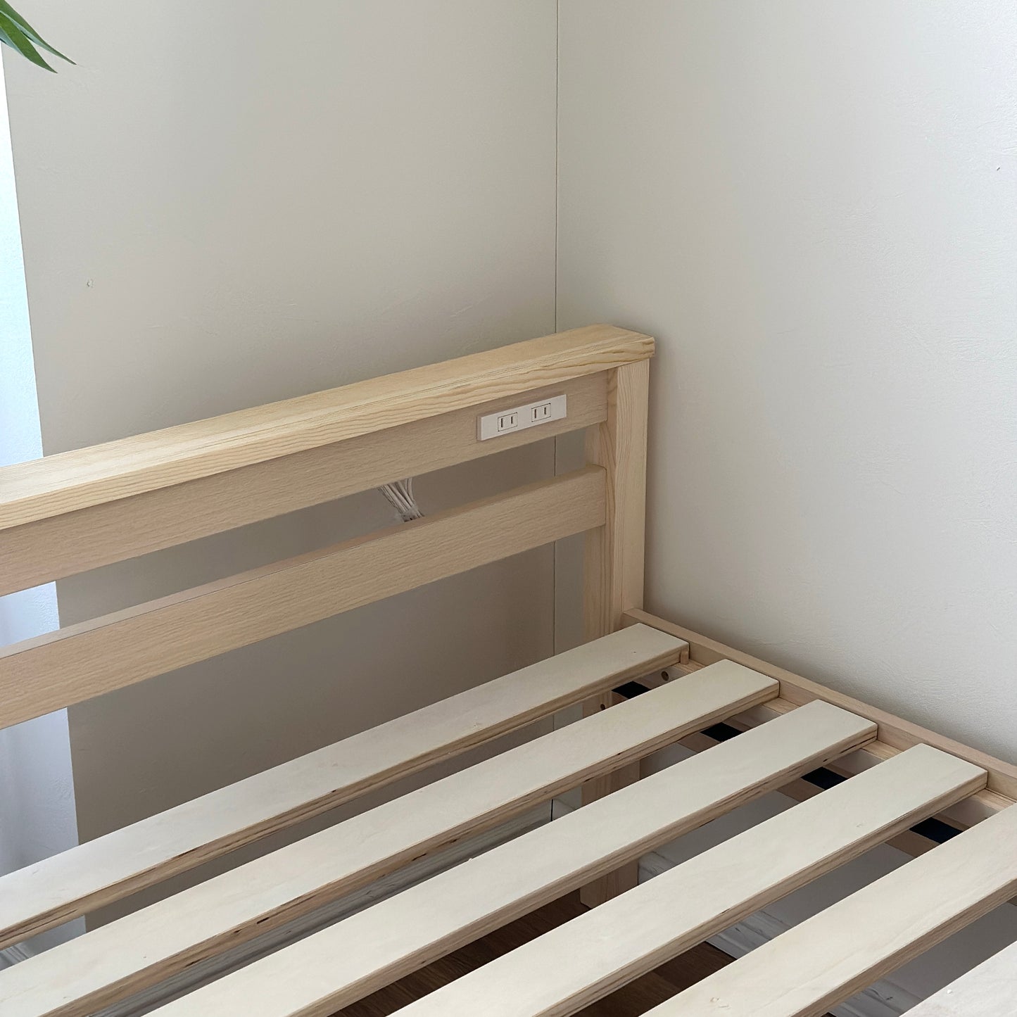 工具不要で組立簡単なライトカラー木製ベッドフレームに電源コンセント内蔵しています。