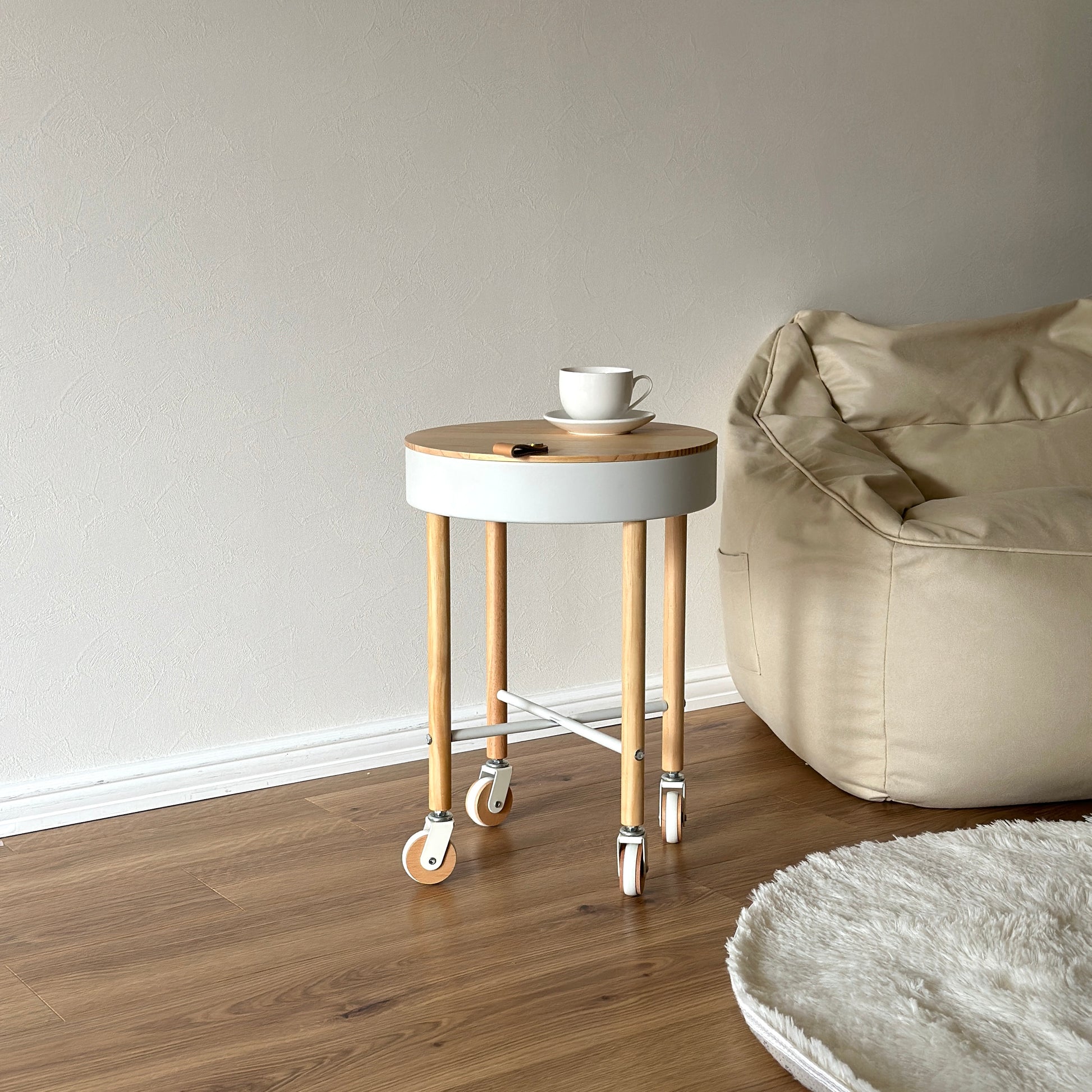 キャスター付きの収納ができるサイドテーブルがソファサイドに置かれている様子
