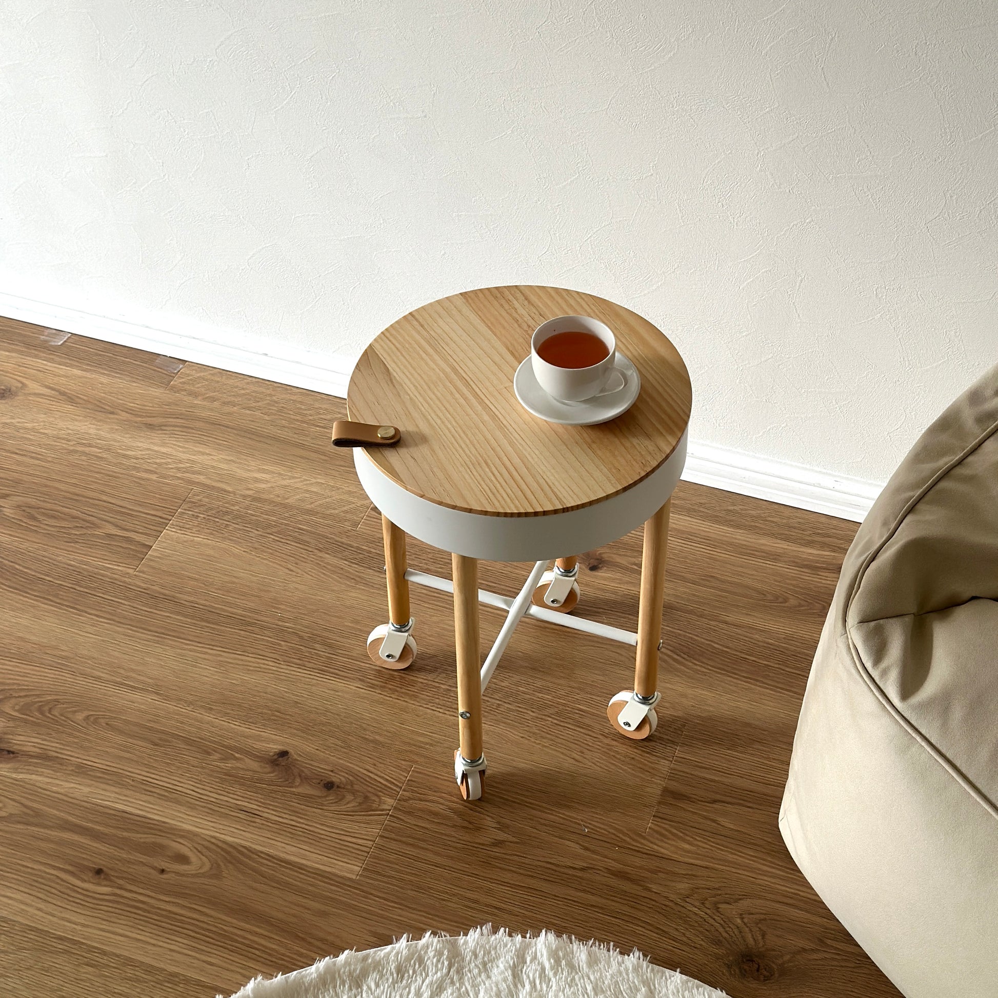 キャスター付きの収納ができるサイドテーブルがソファ横に置かれている様子