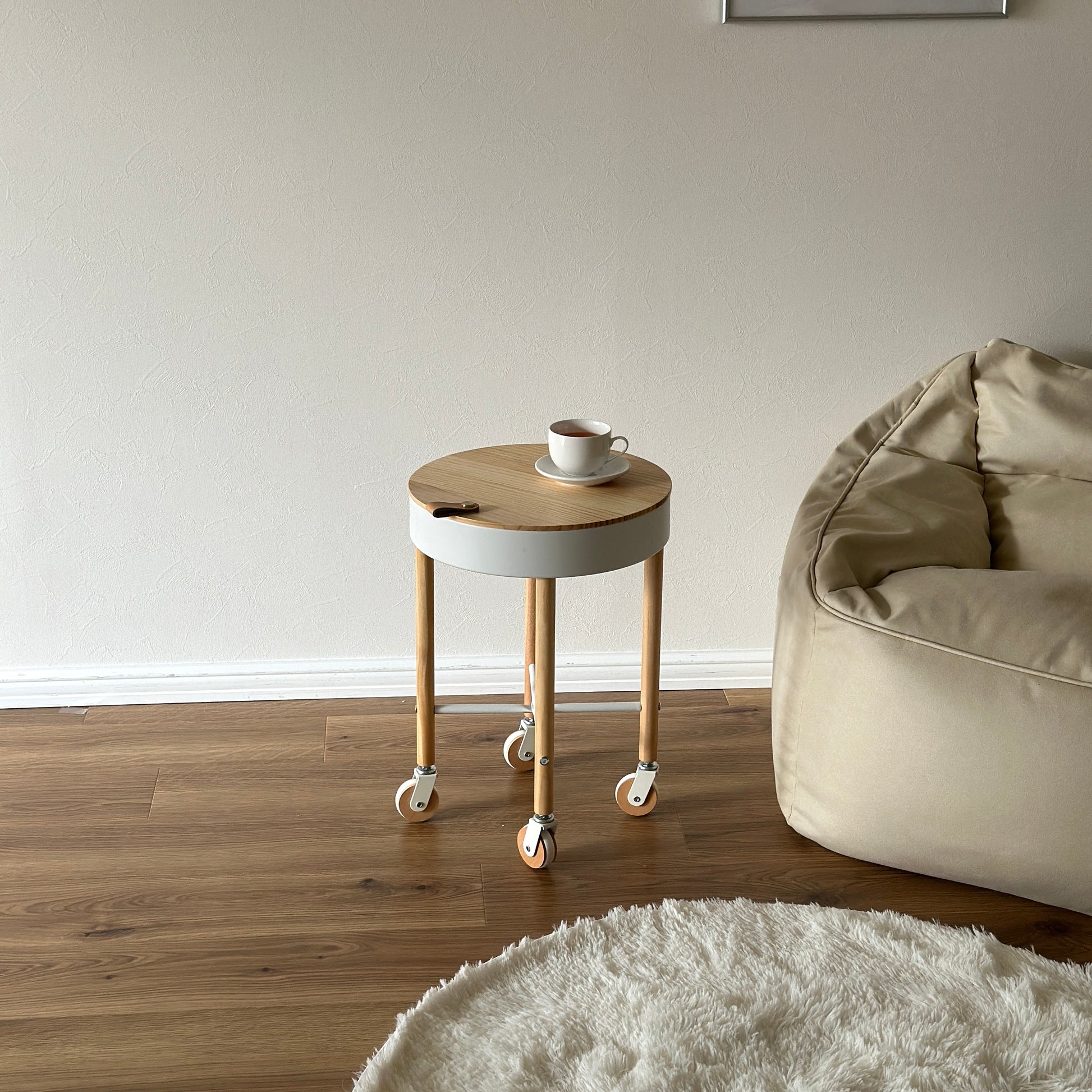 キャスター付きの収納ができるサイドテーブルがソファ横に置かれている様子