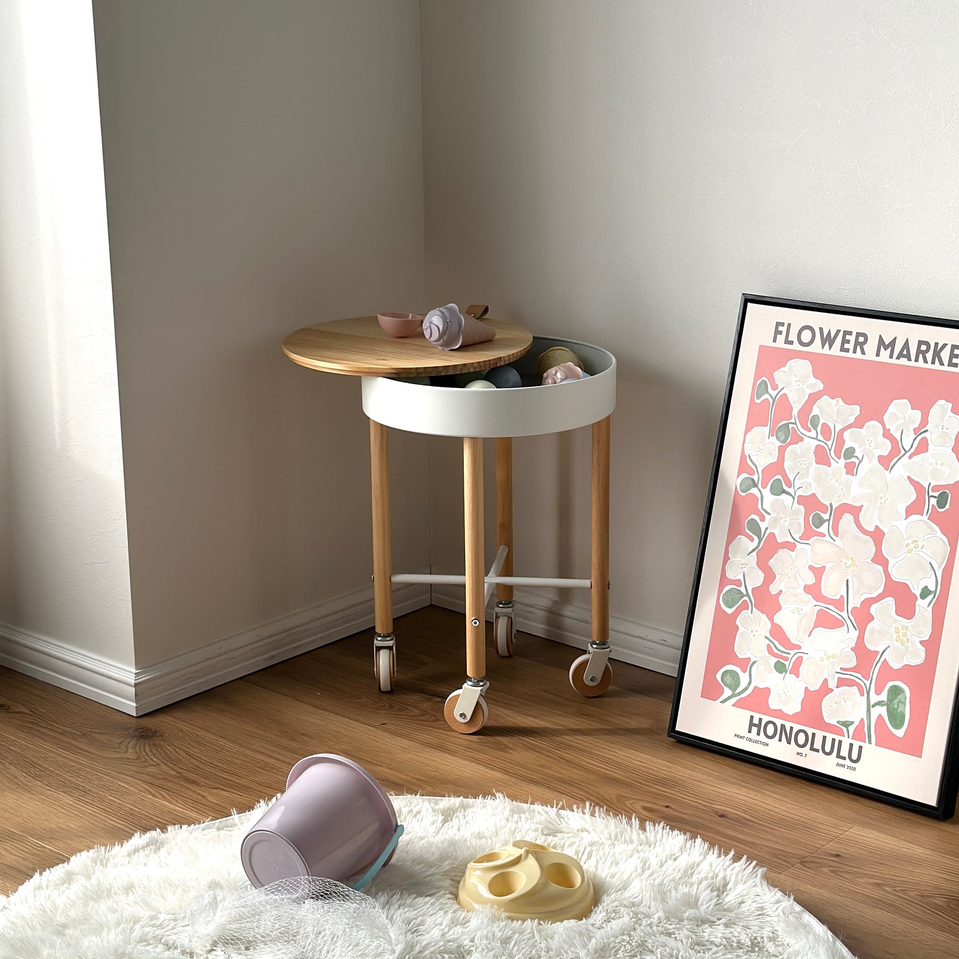 キャスター付きの収納ができるサイドテーブルにおもちゃが収納されている様子