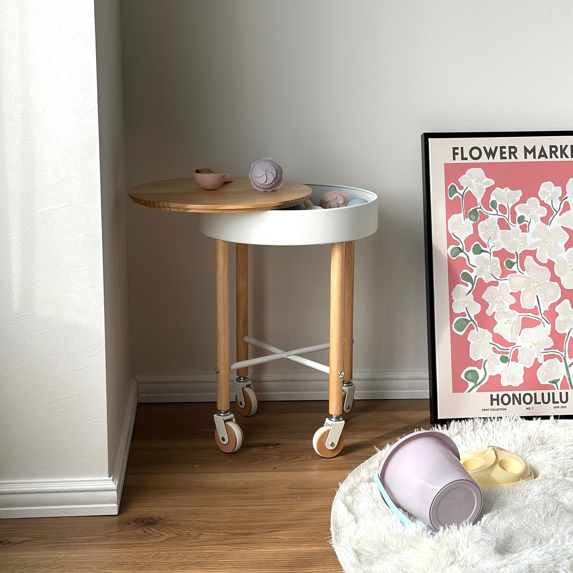 キャスター付きの収納ができるサイドテーブルの収納におもちゃが収納されている様子