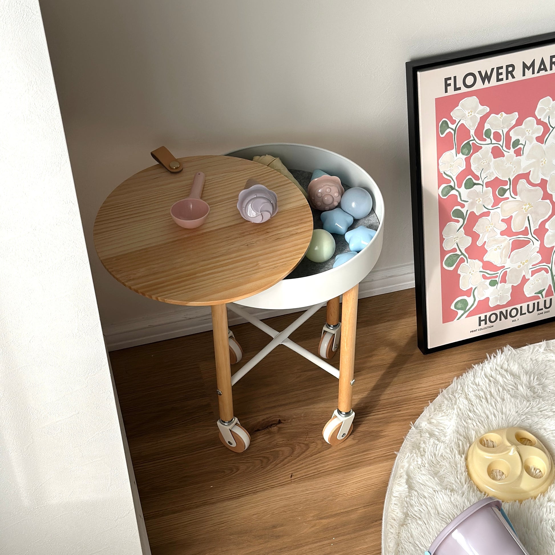キャスター付きの収納ができるサイドテーブルにおもちゃが収納されている様子