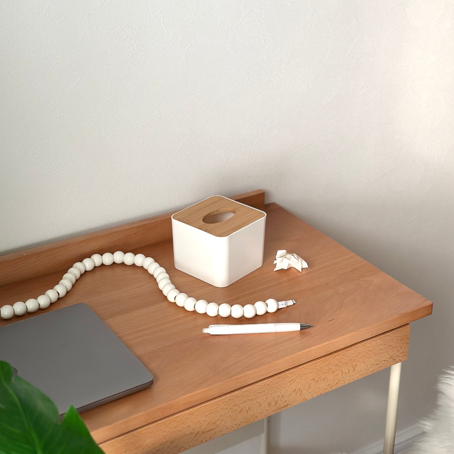 ウッド蓋のコンパクトサイズコンパクトサイズのダストボックスがデスクに置かれている様子