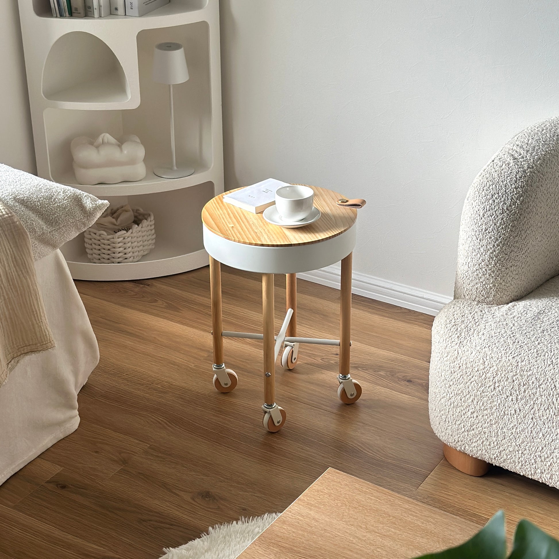 キャスター付きの収納ができるサイドテーブルがソファサイドに置かれている様子