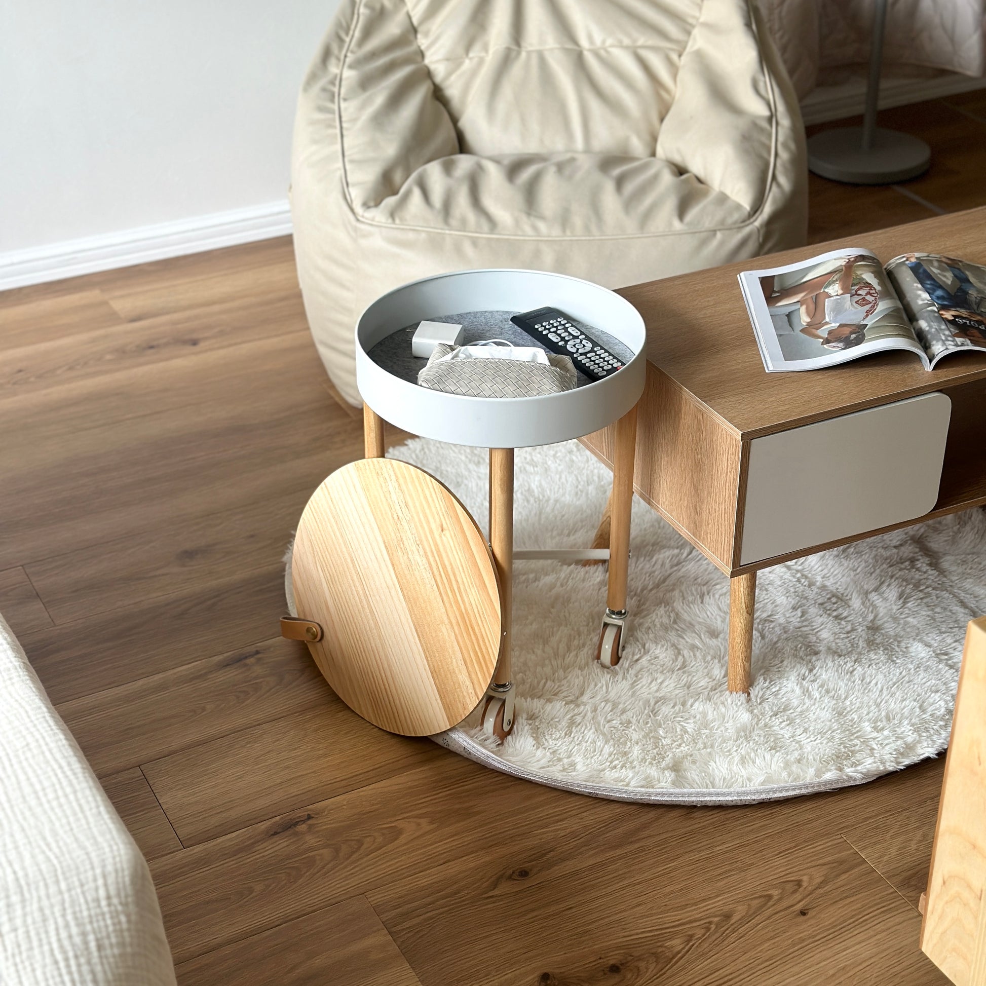 キャスター付きの収納ができるサイドテーブルにリモコンやティッシュケース、コードが収納されている様子