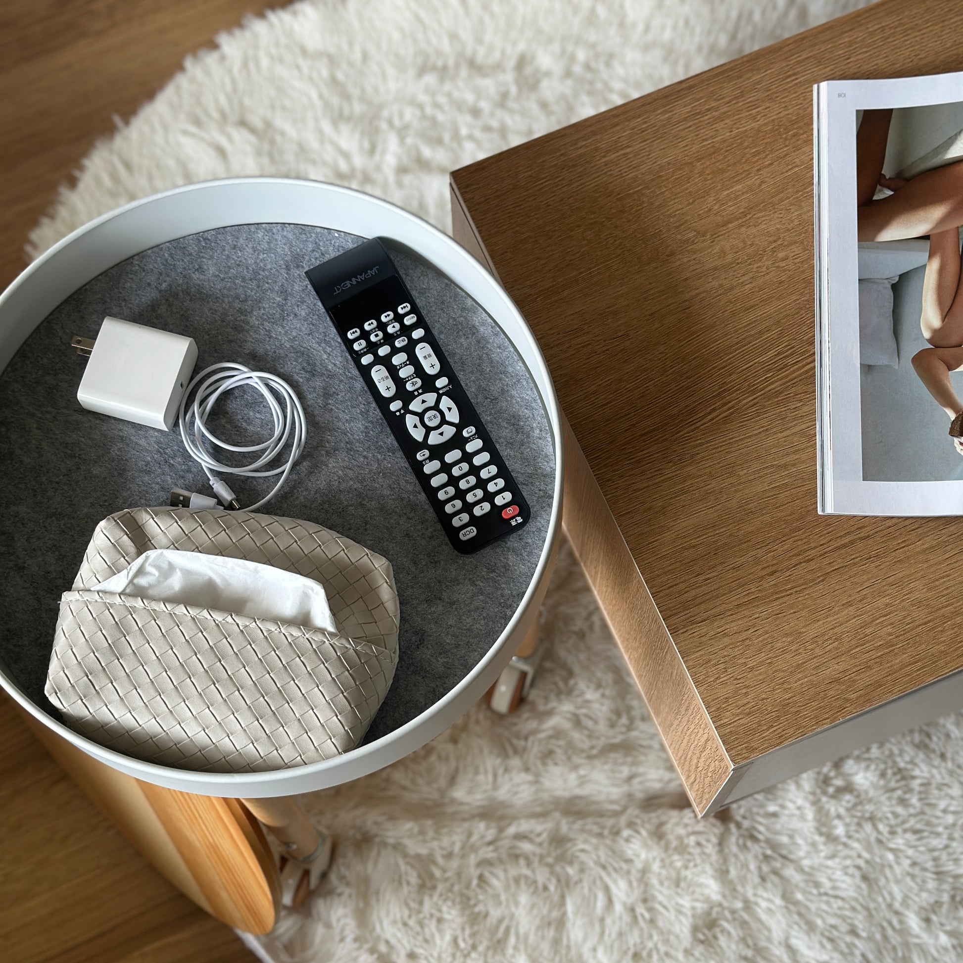 キャスター付きの収納ができるサイドテーブルにリモコンやティッシュケース、コードが収納されている様子