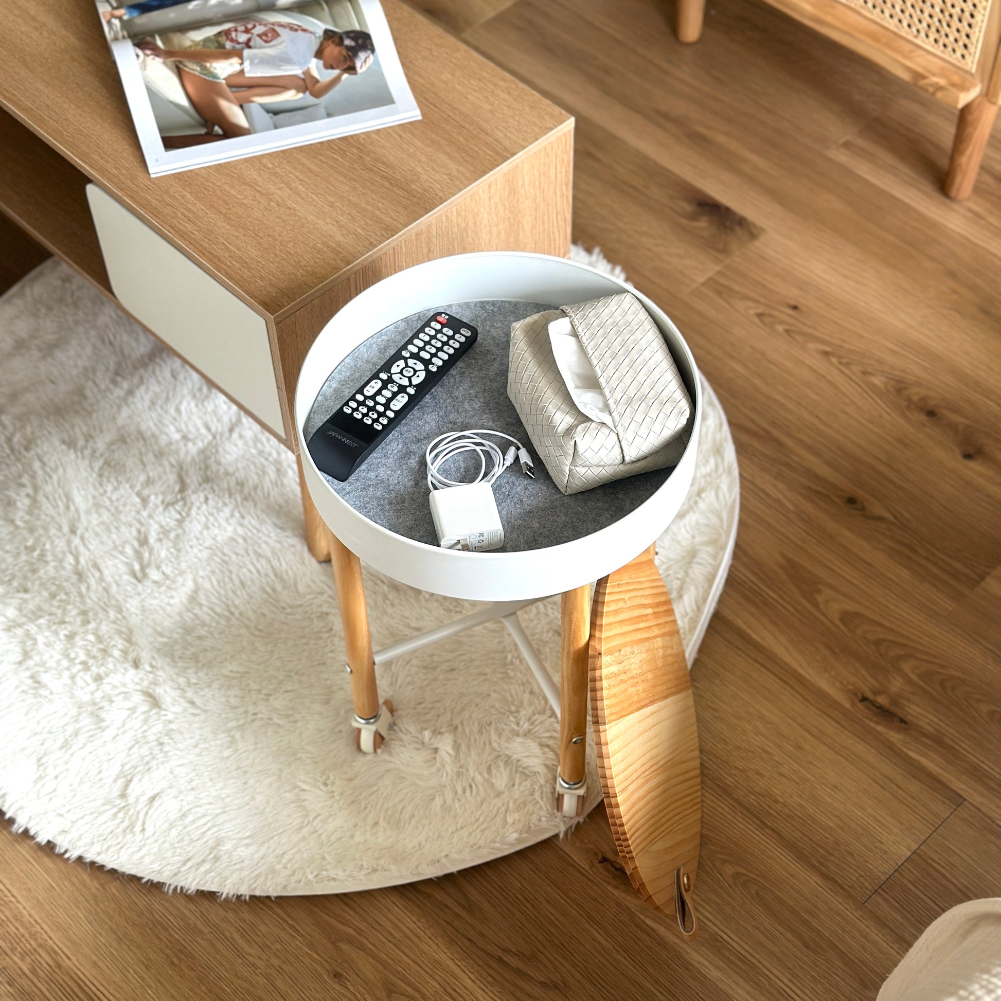 キャスター付きの収納ができるサイドテーブルにリモコンやティッシュケース、コードが収納されている様子