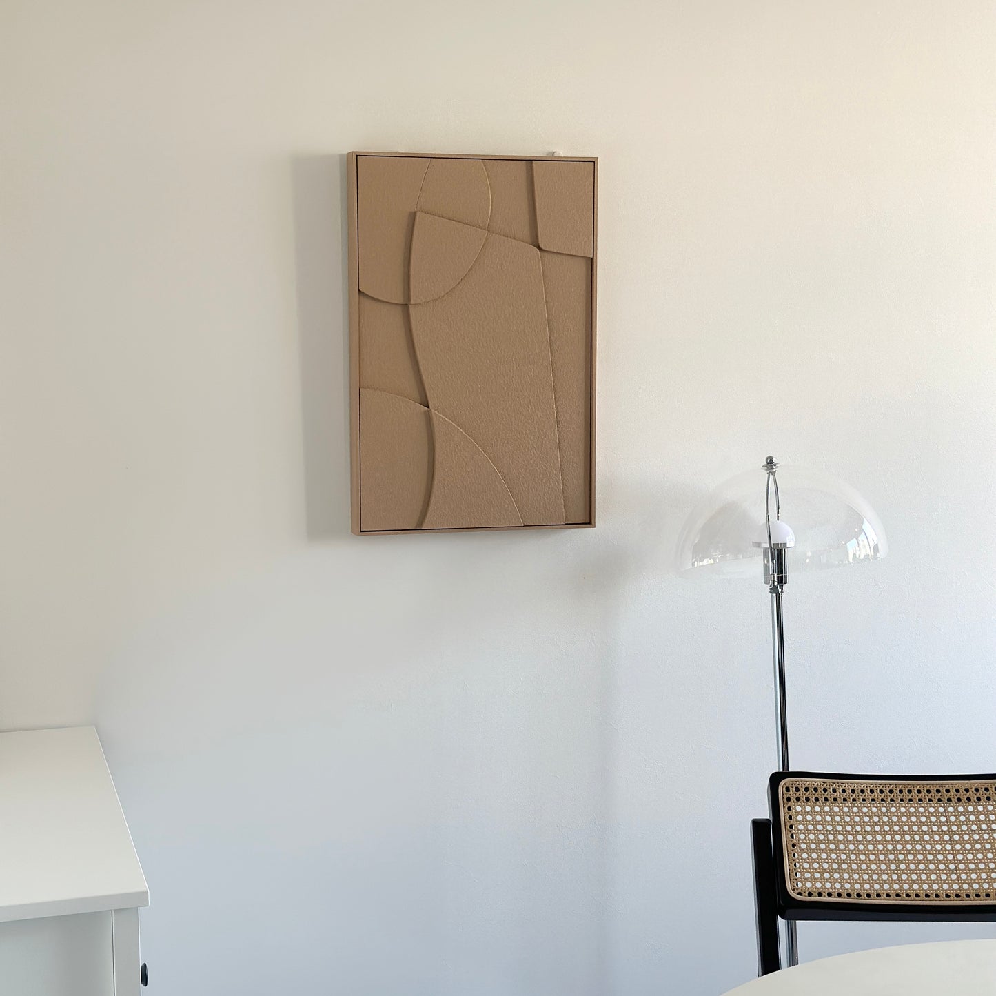 壁にかけられた表面がベージュの立体的なアート