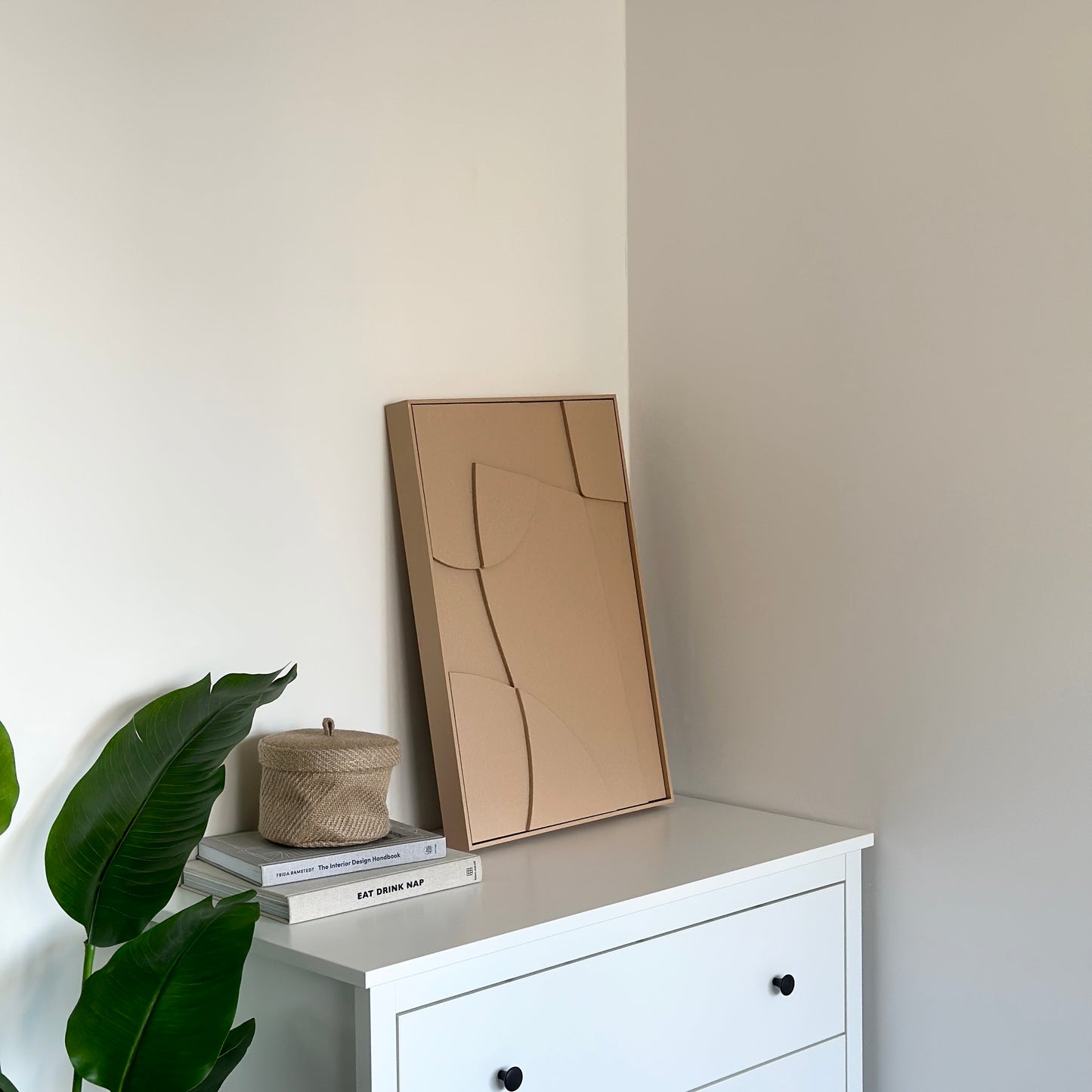 棚の上に置かれた表面がベージュの立体的なアート