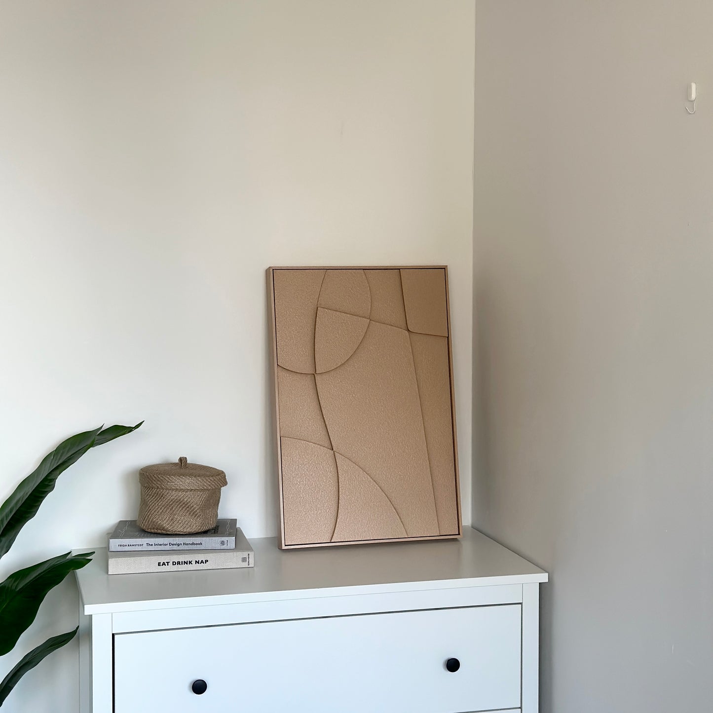棚に飾られた表面がベージュの立体的なアート