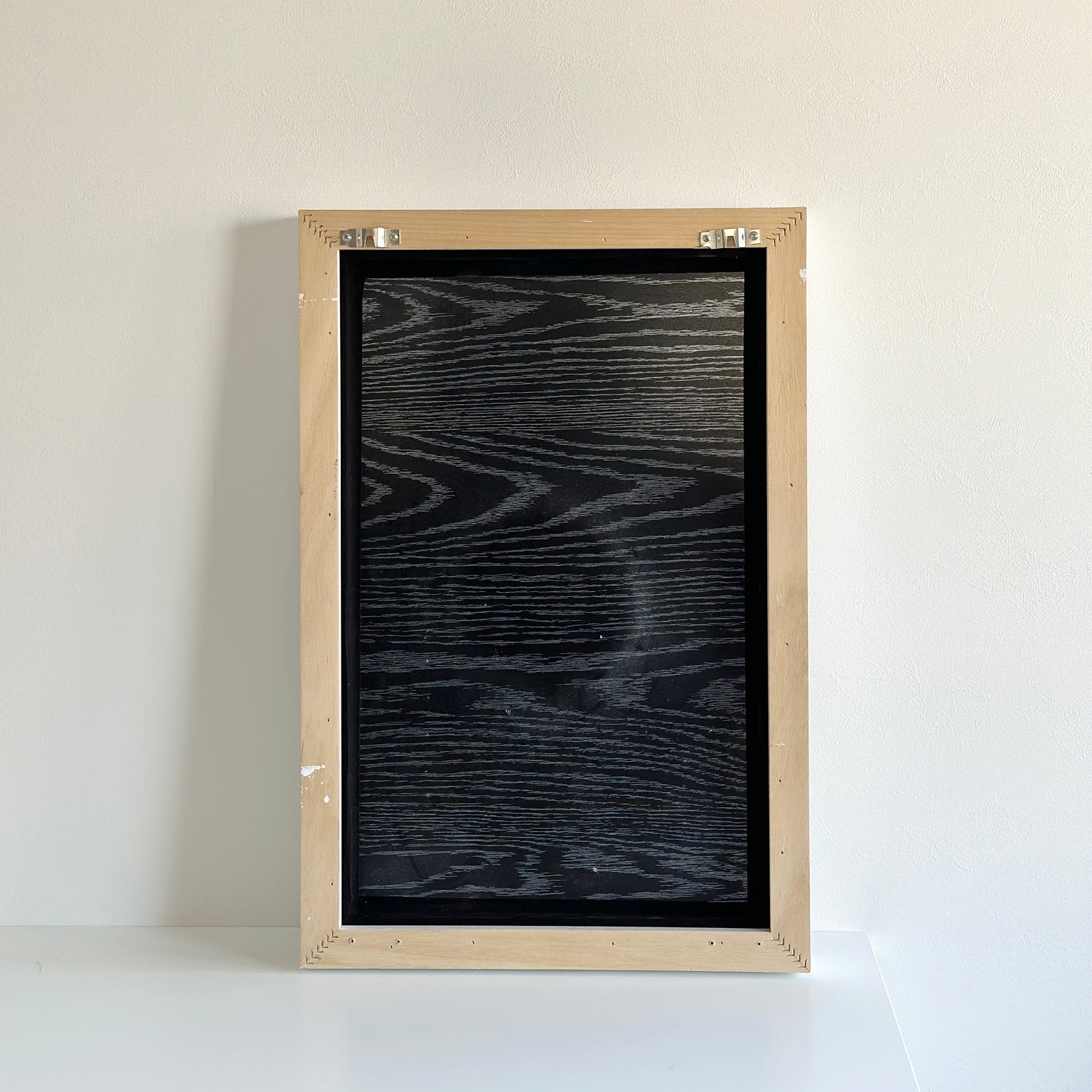 表面がベージュの立体的なアートの裏側