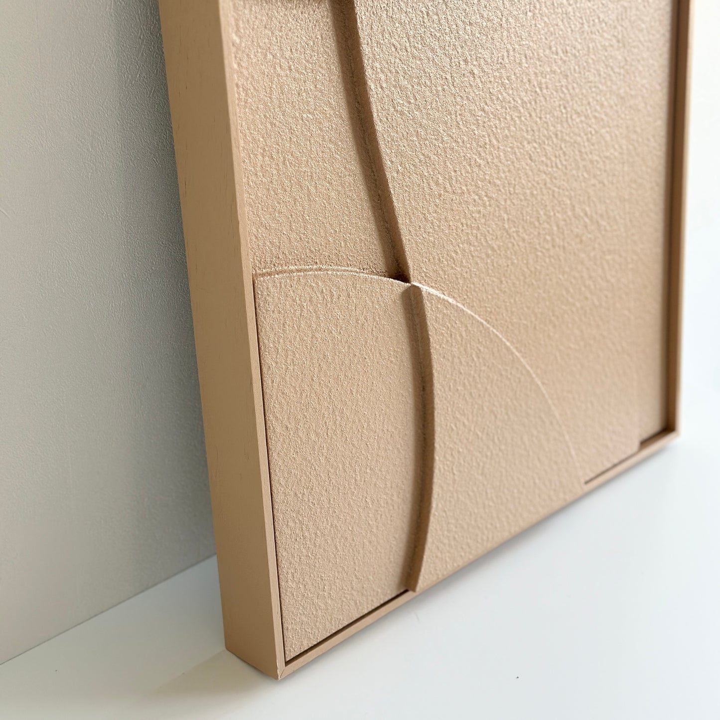 表面がベージュの立体的なアートの表面