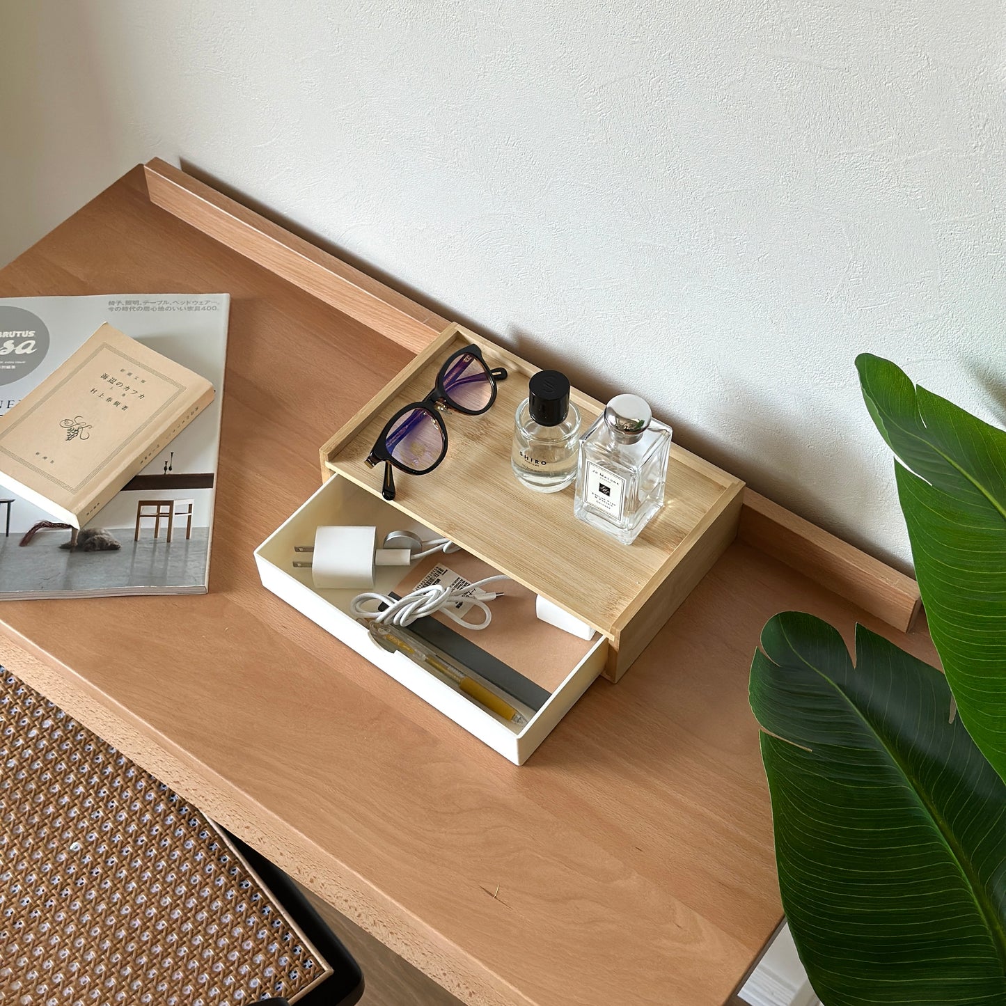 1段のウッド素材の引き出しがデスクの上に置かれている様子