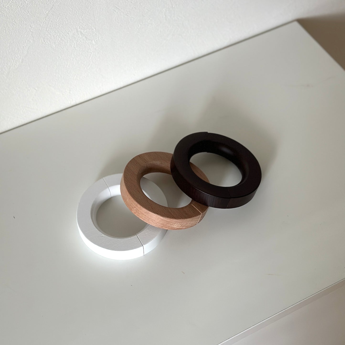 白のウッド素材のカーテンホルダーとナチュラルウッドのカーテンホルダーとブラックウッドのカーテンホルダー