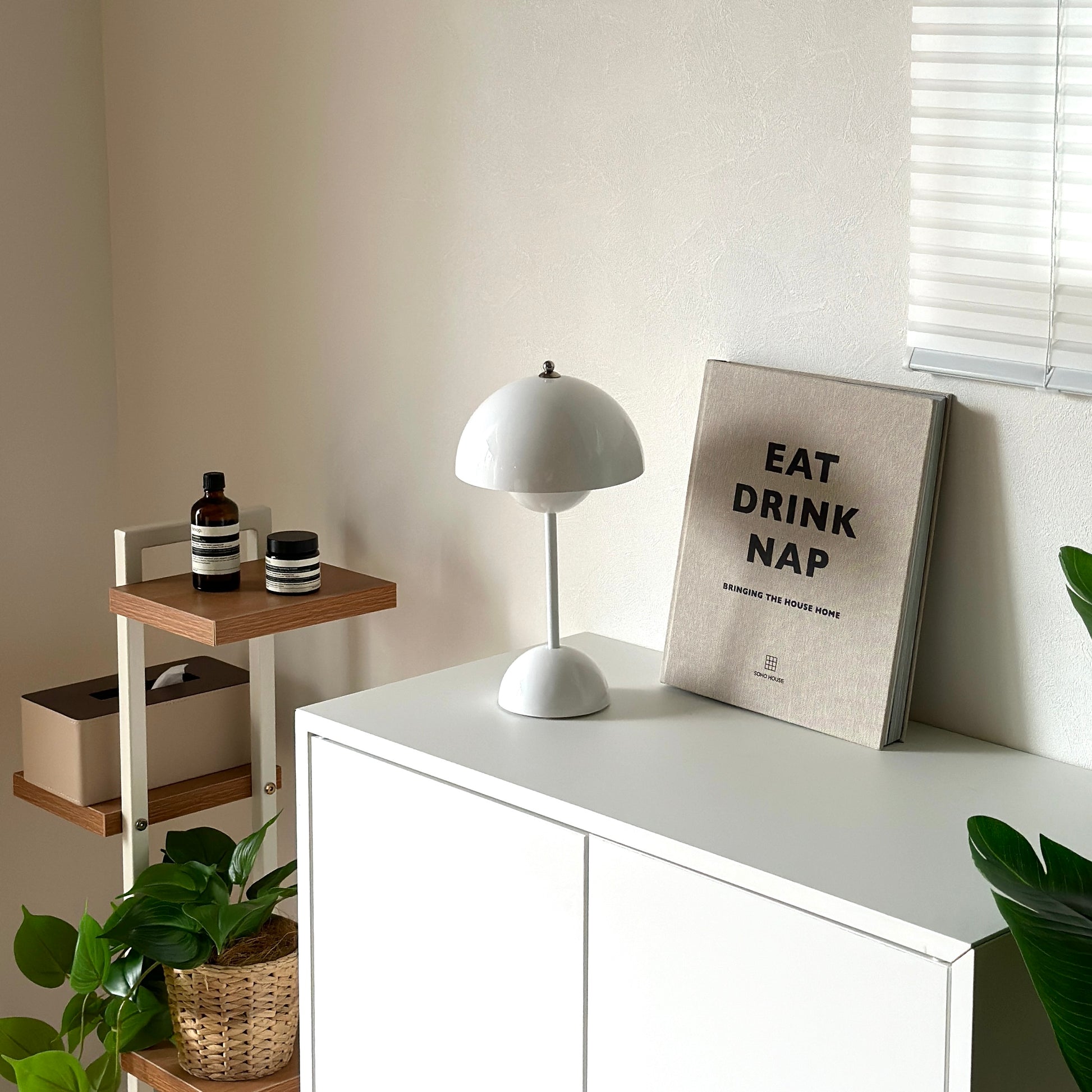 棚の上に乗せられた半球型のシルエットが特徴的なホワイトのテーブルライト