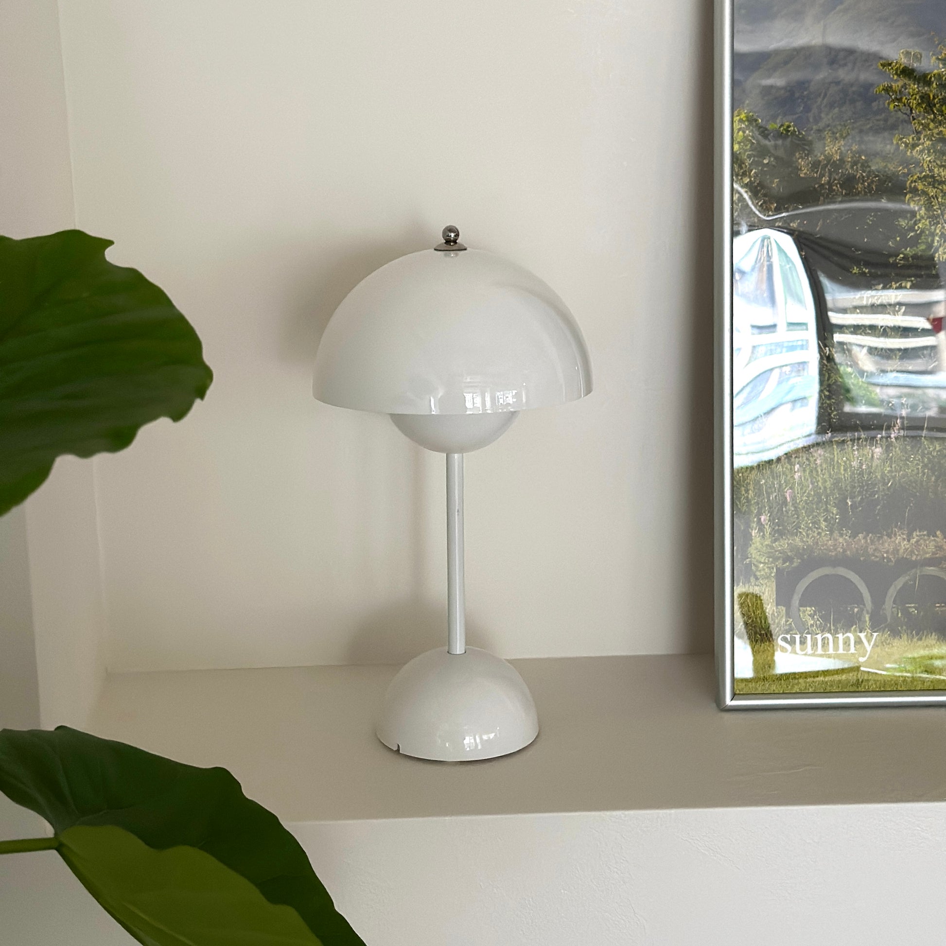 半球型のシルエットが特徴的なホワイトのテーブルライト