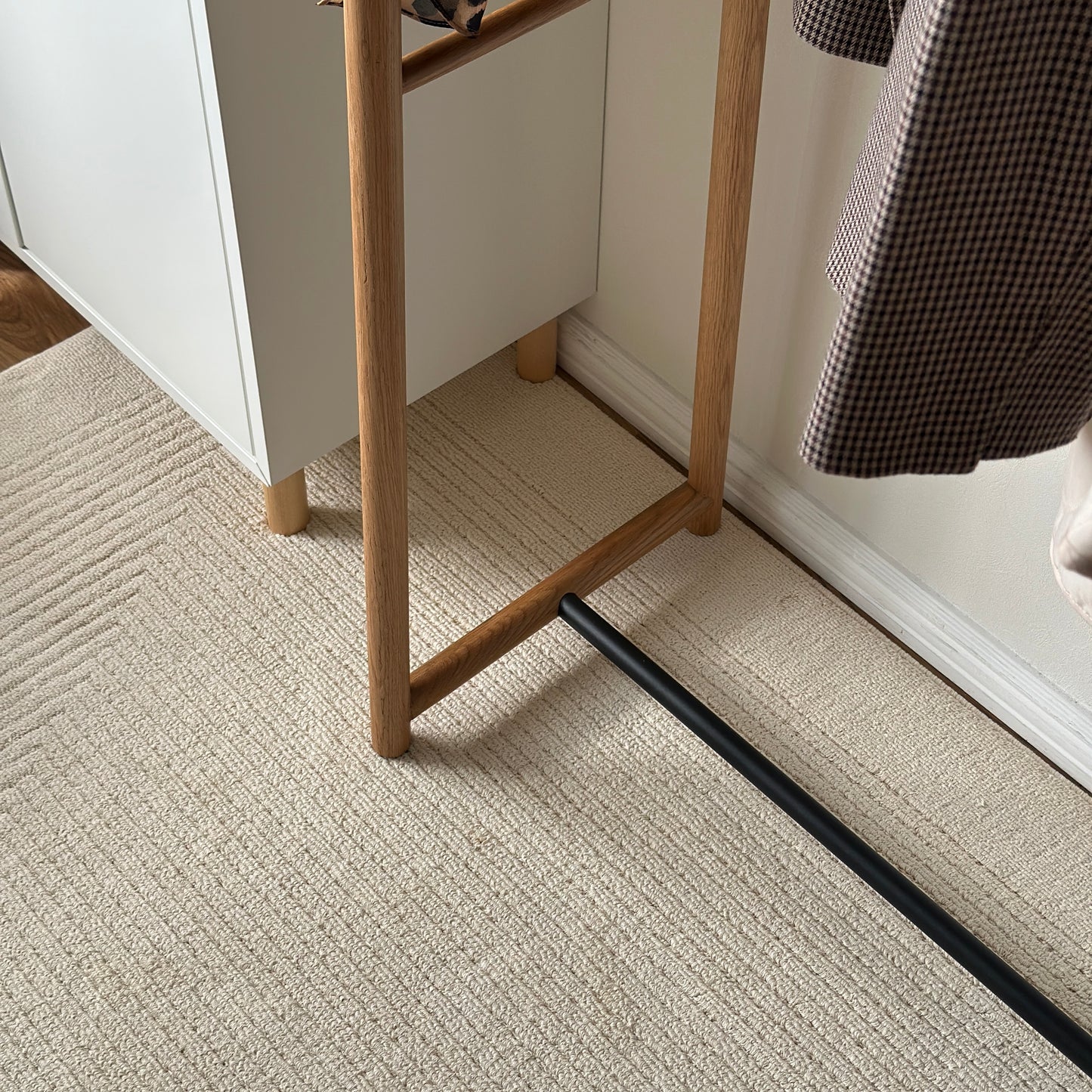 オーク材とブラックスチールのハンガーラックの下の部分