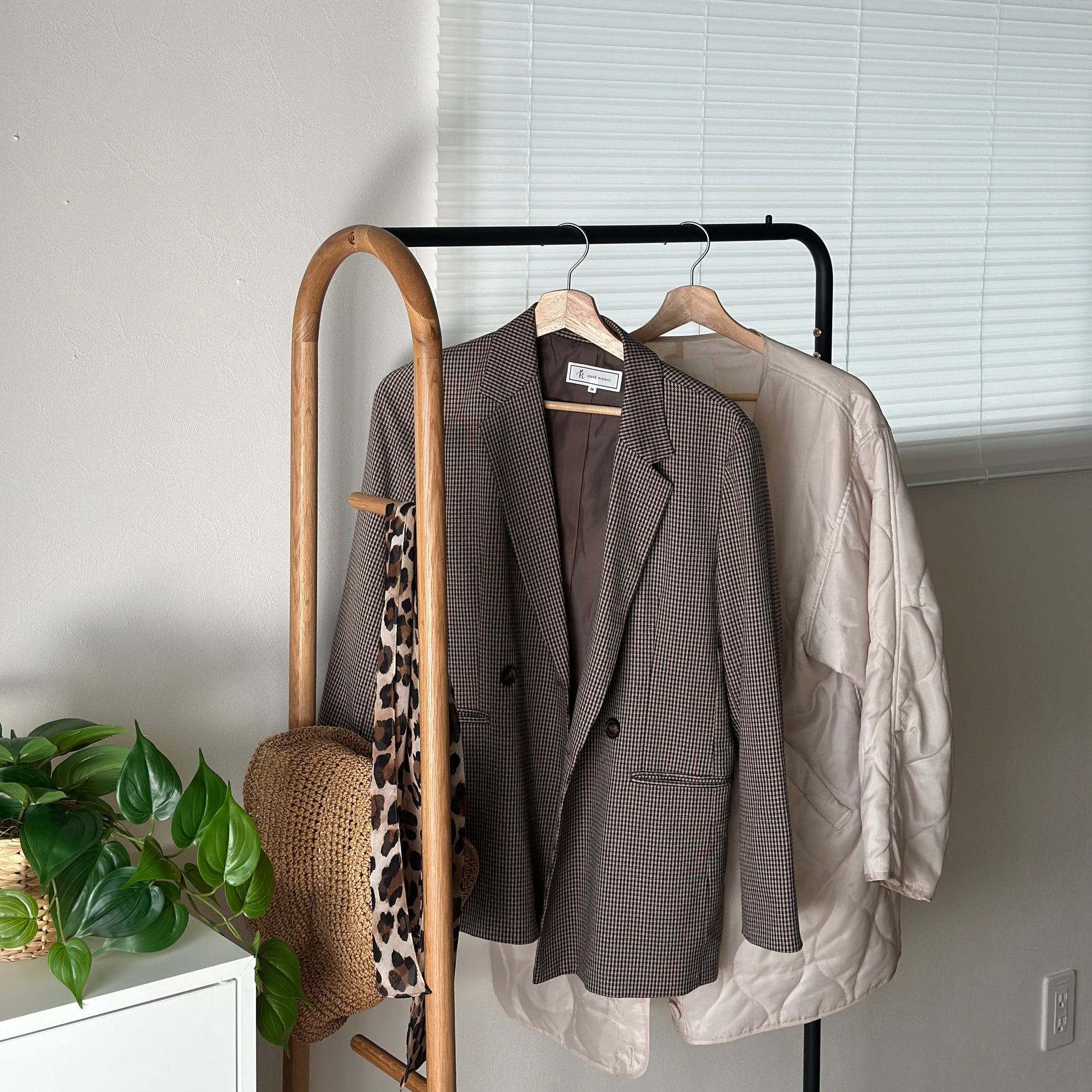 オーク材とブラックスチールのハンガーラック