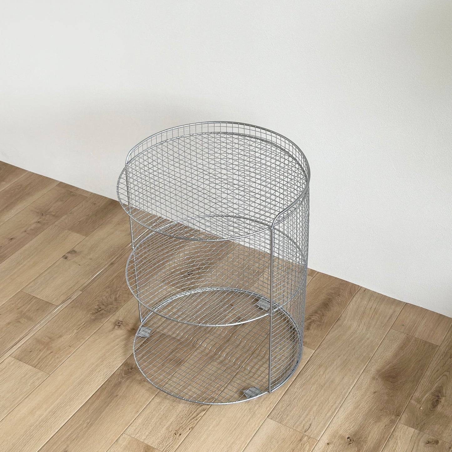 シルバーのメッシュワゴンのコマを外した様子