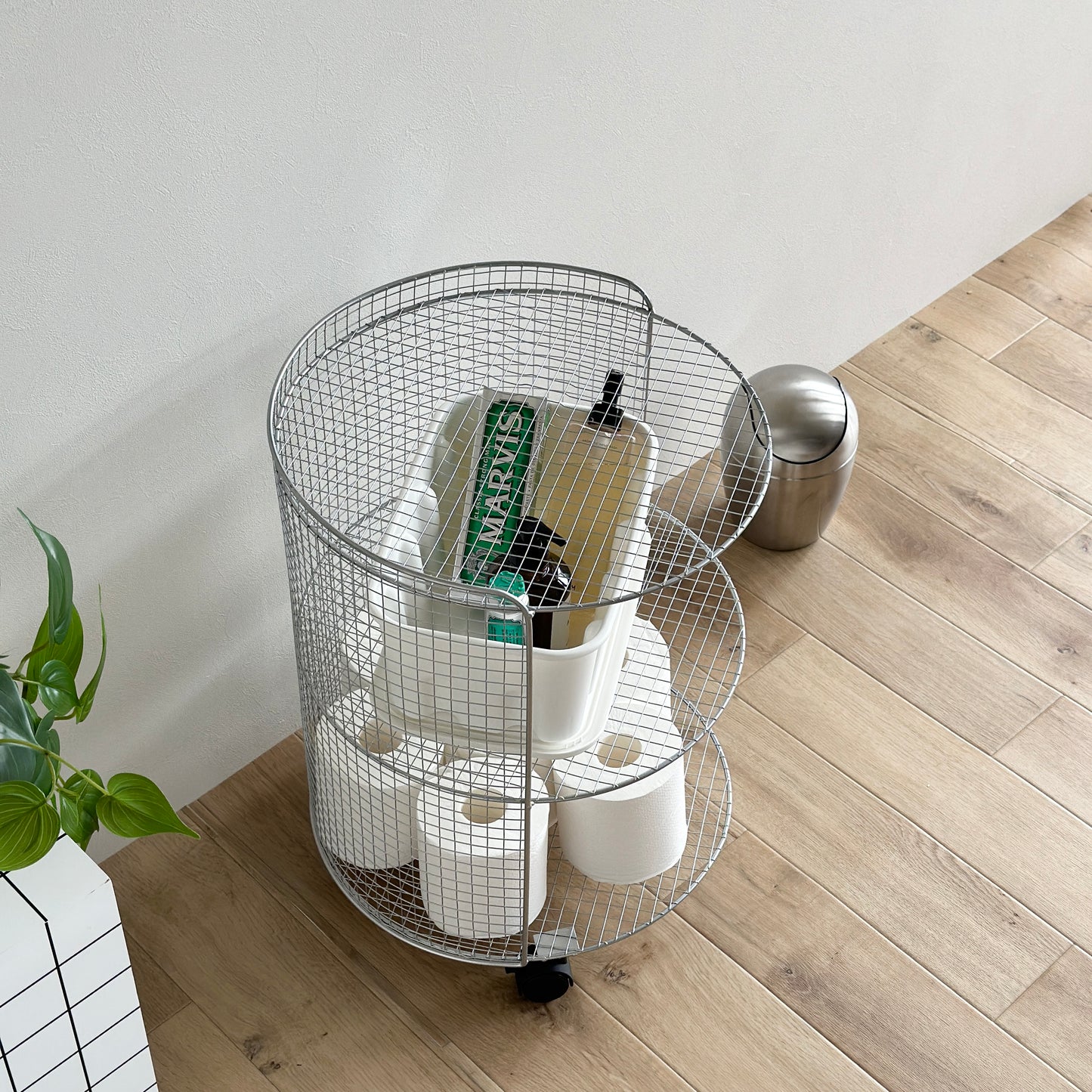 シルバーのメッシュワゴンに日用品が収納されている様子