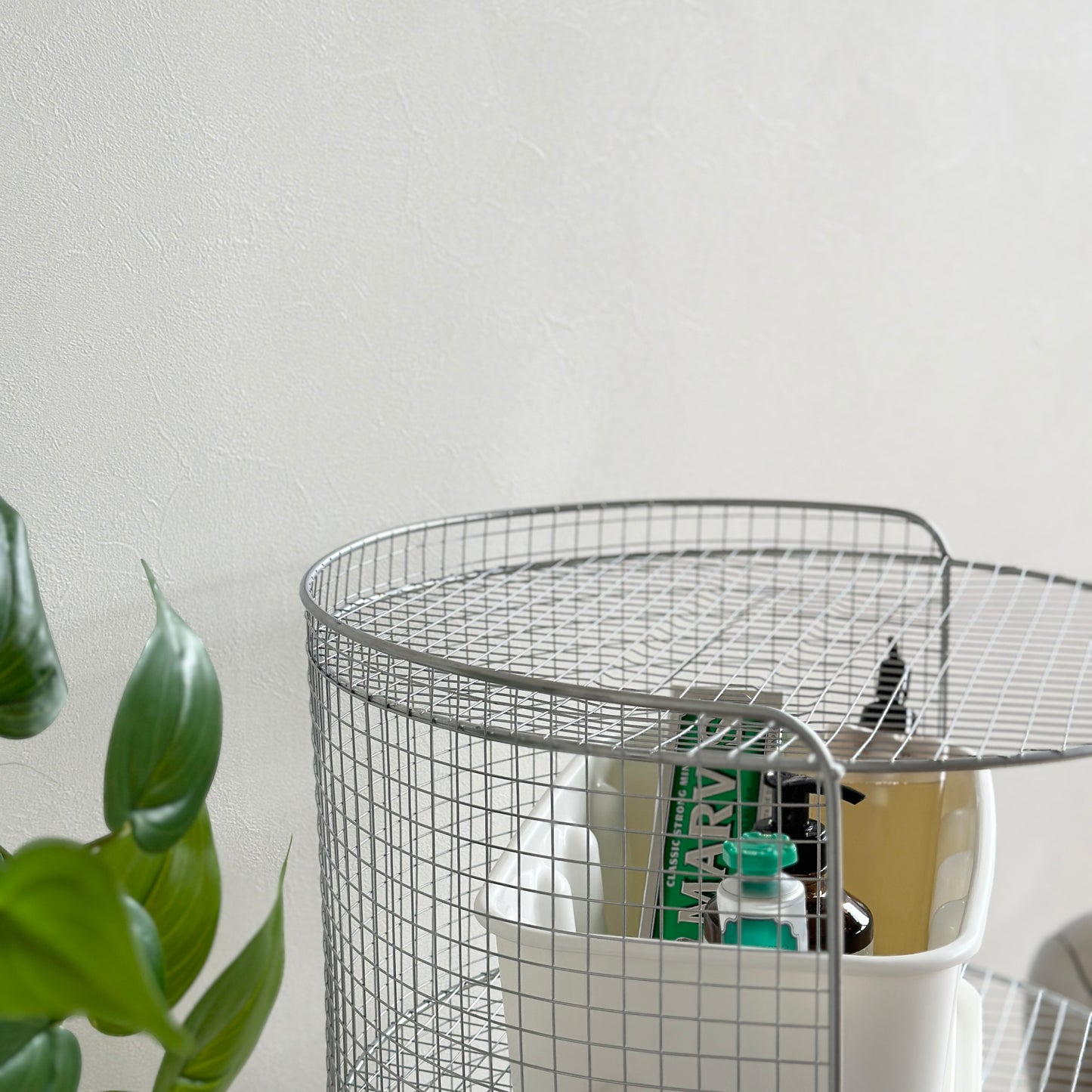 シルバーのメッシュワゴンに日用品が収納されている様子