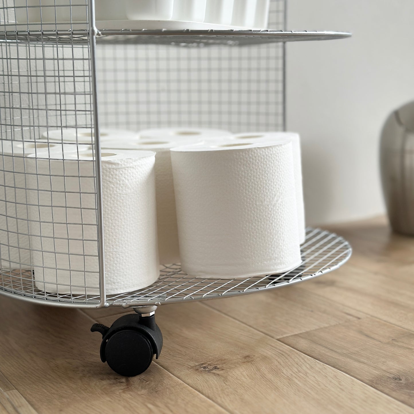 シルバーのメッシュワゴンにトイレットペーパーが収納されている様子