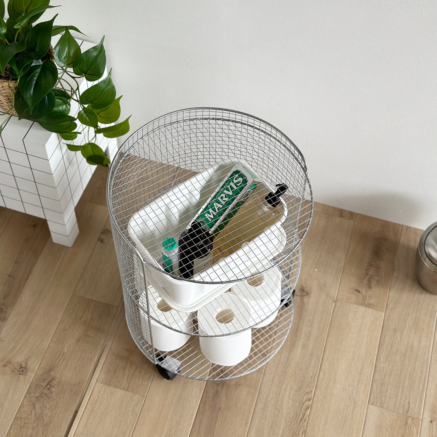 シルバーのメッシュワゴンに日用品が収納されている様子