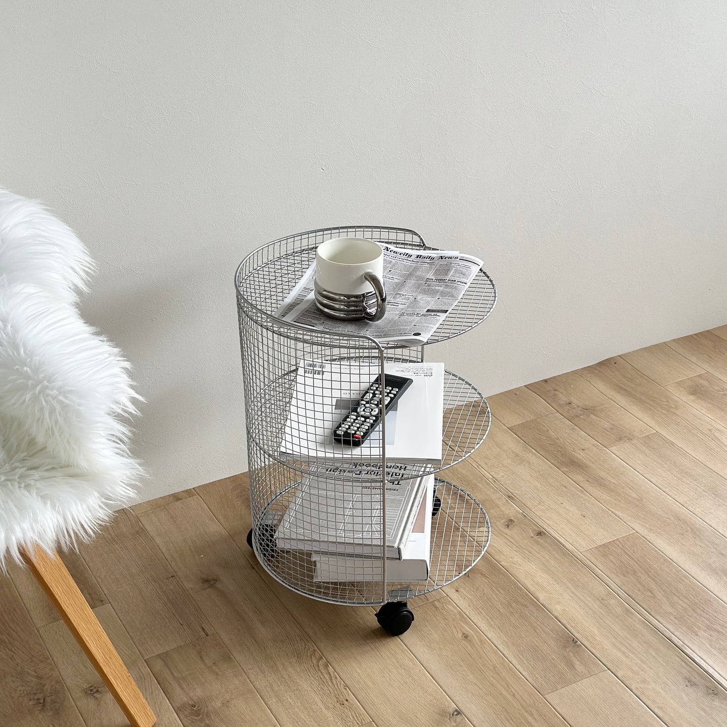 シルバーのメッシュワゴンをサイドテーブルとして使用している様子