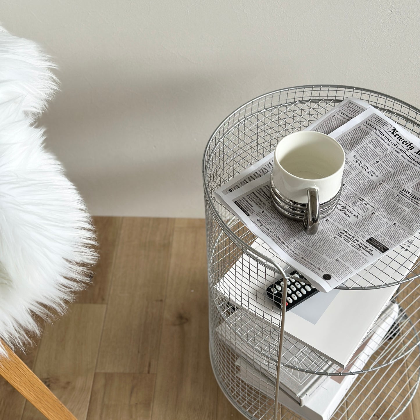 シルバーのメッシュワゴンをサイドテーブルとして使用している様子