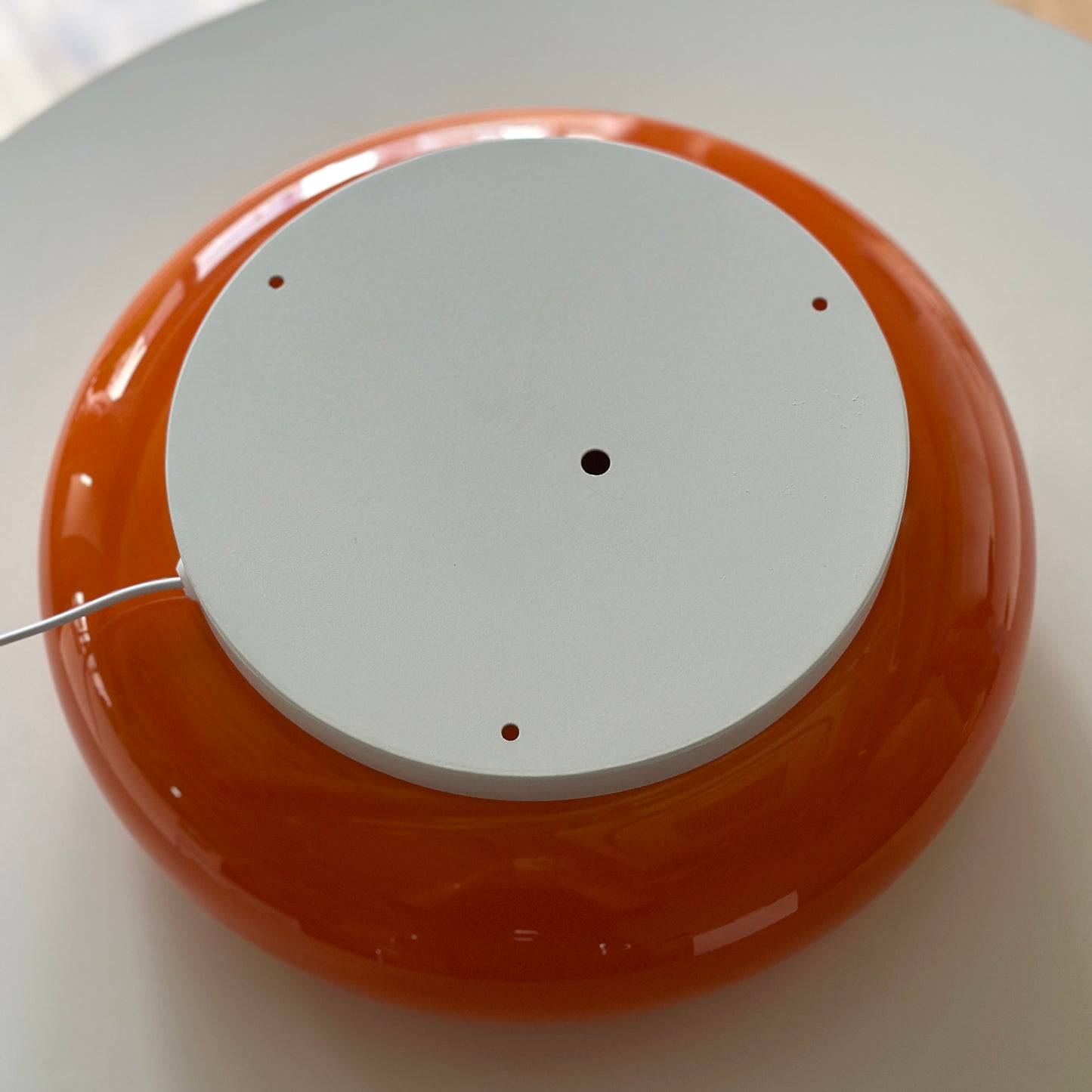 オレンジのドーナツ型のライトの裏側