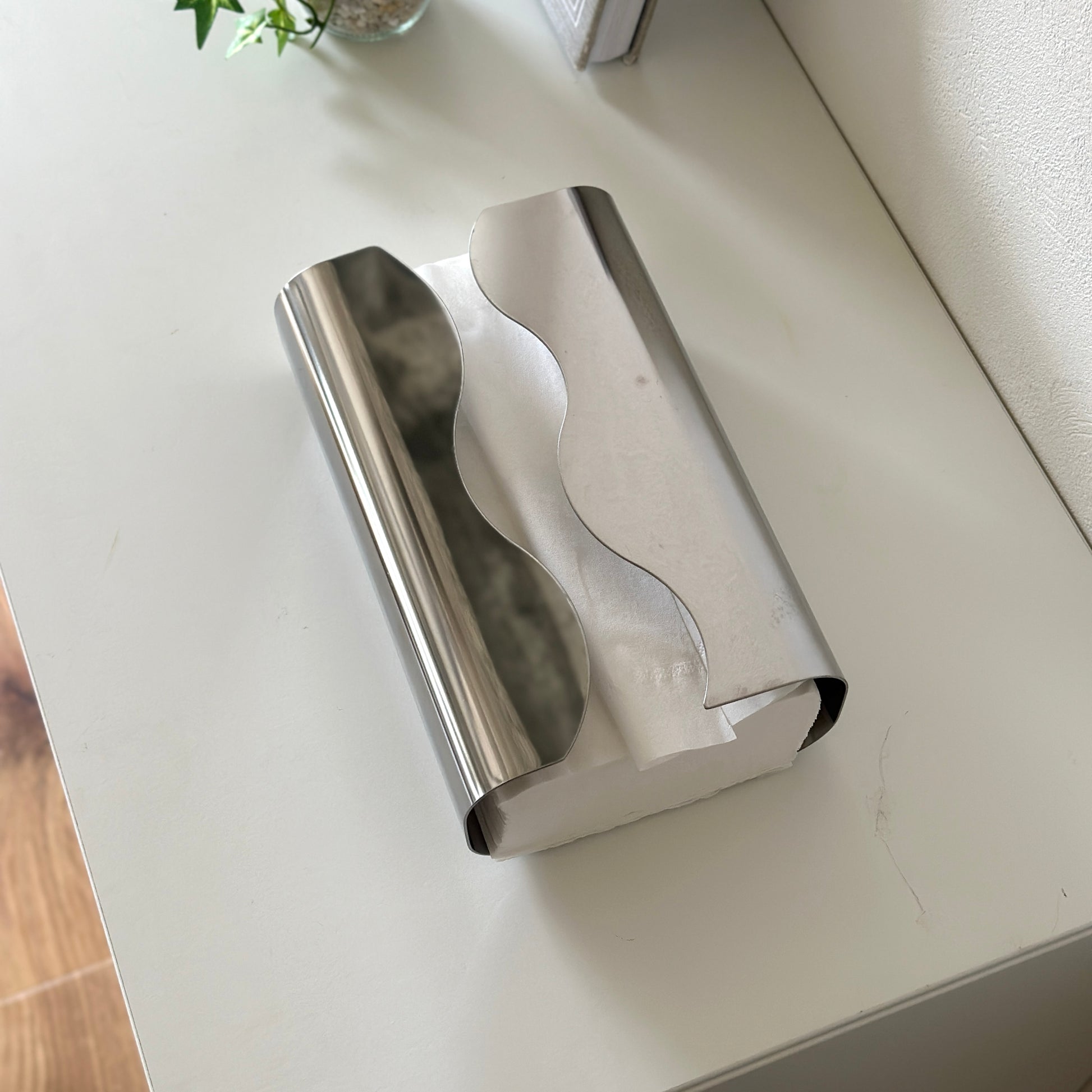 取り出し口がウェーブデザインのステンレス製ティッシュケース