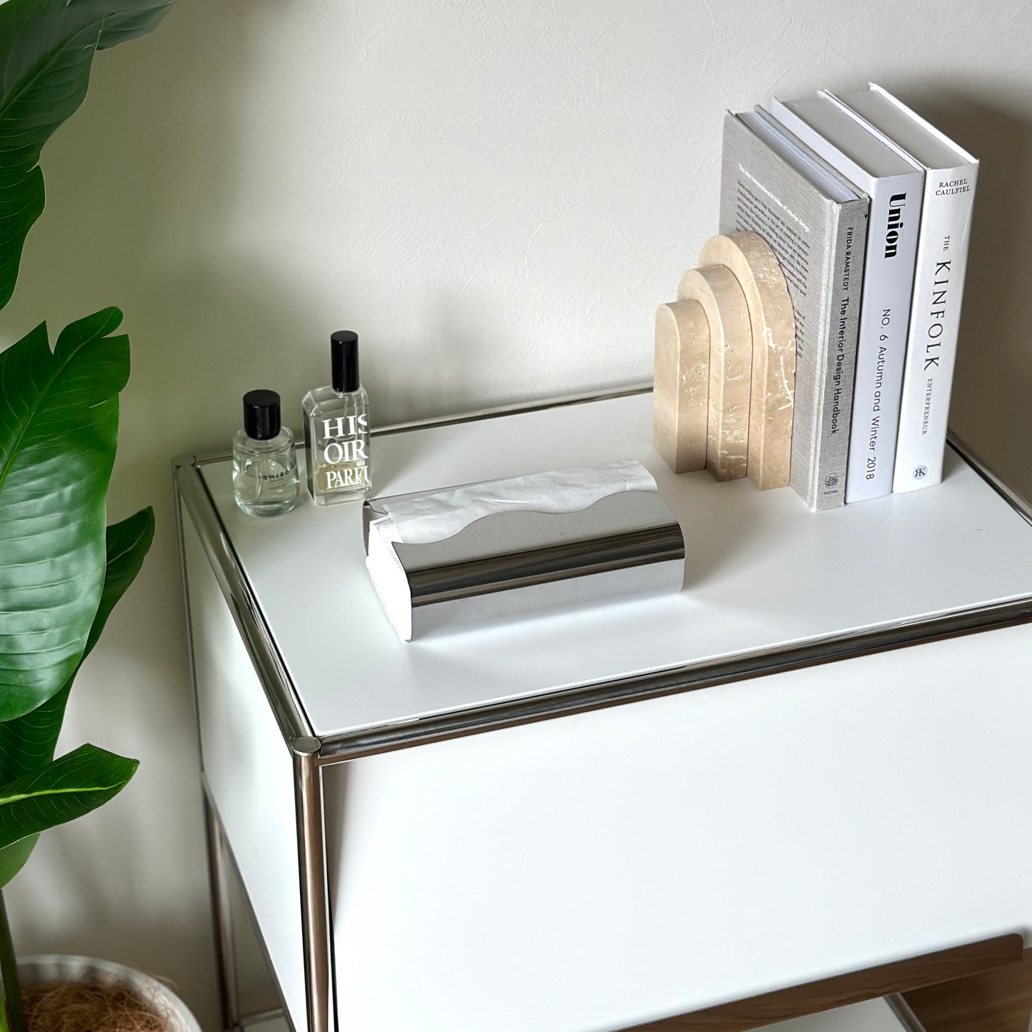 シェルフの上に置かれた取り出し口がウェーブデザインのステンレス製ティッシュケース