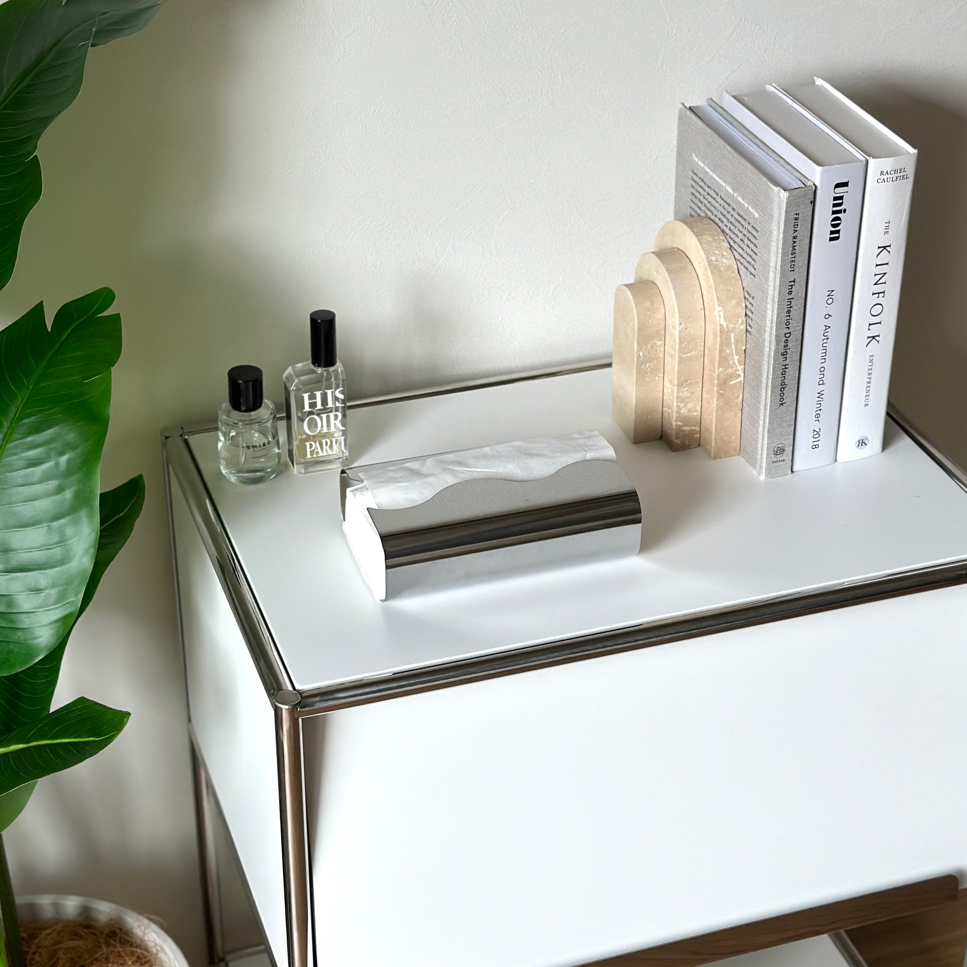 シェルフの上に置かれた取り出し口がウェーブデザインのステンレス製ティッシュケース