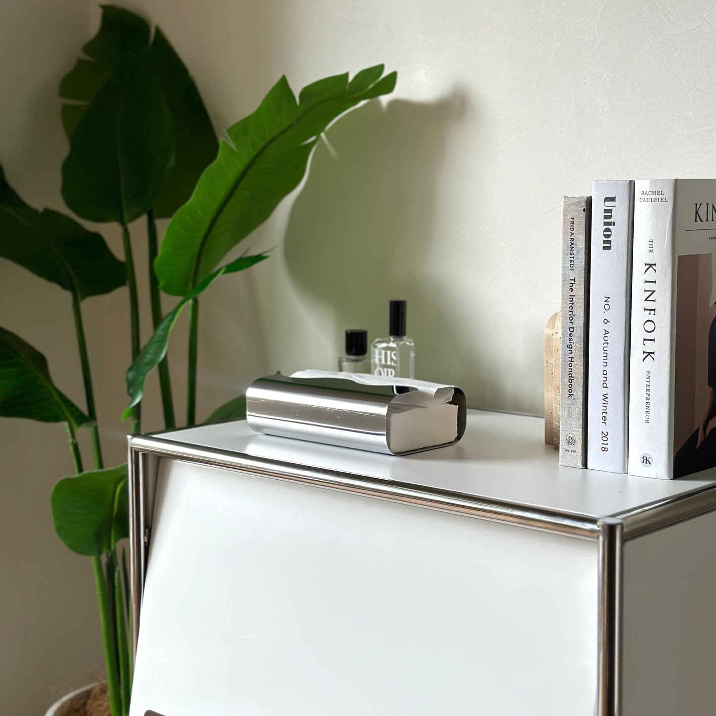 取り出し口がウェーブデザインのステンレス製ティッシュケース