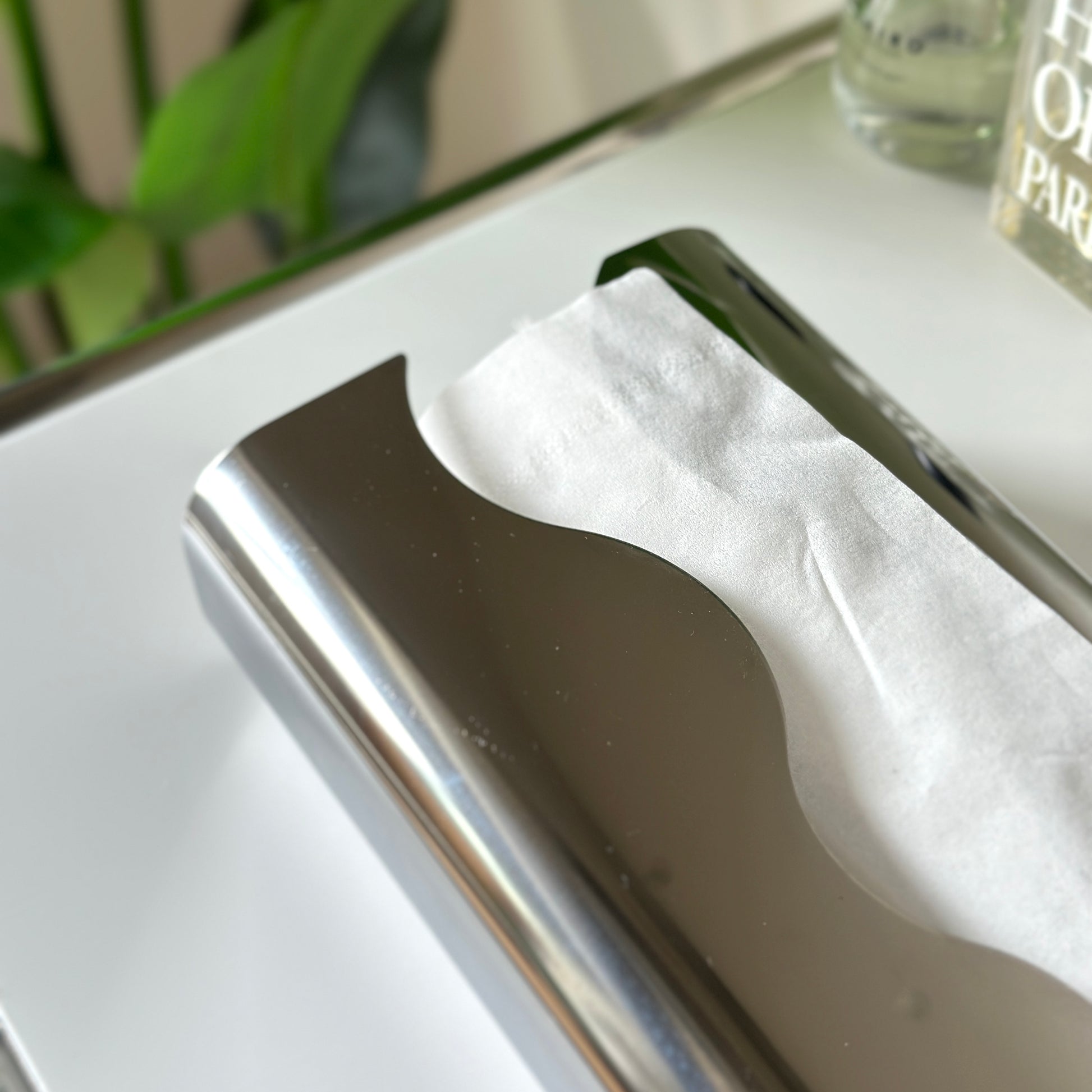 取り出し口がウェーブデザインのステンレス製ティッシュケース