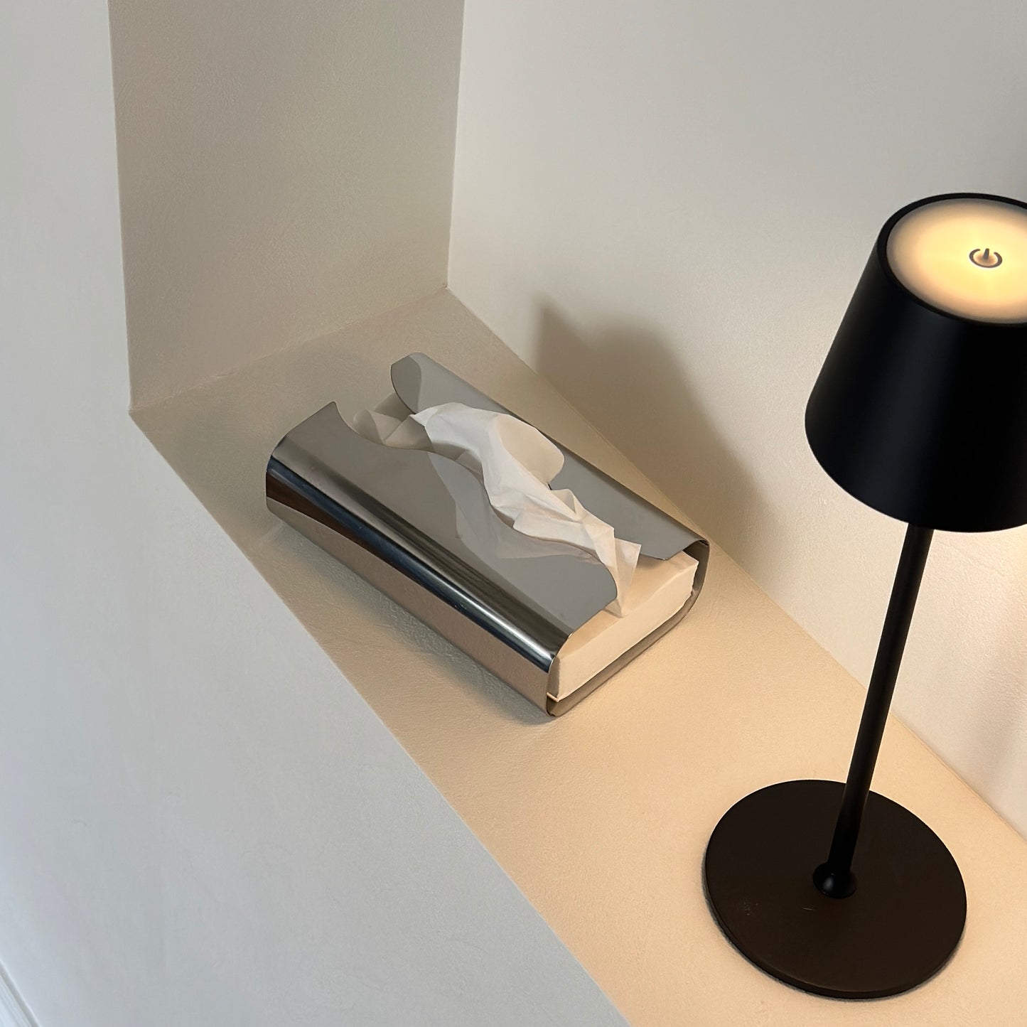 取り出し口がウェーブデザインのステンレス製ティッシュケース