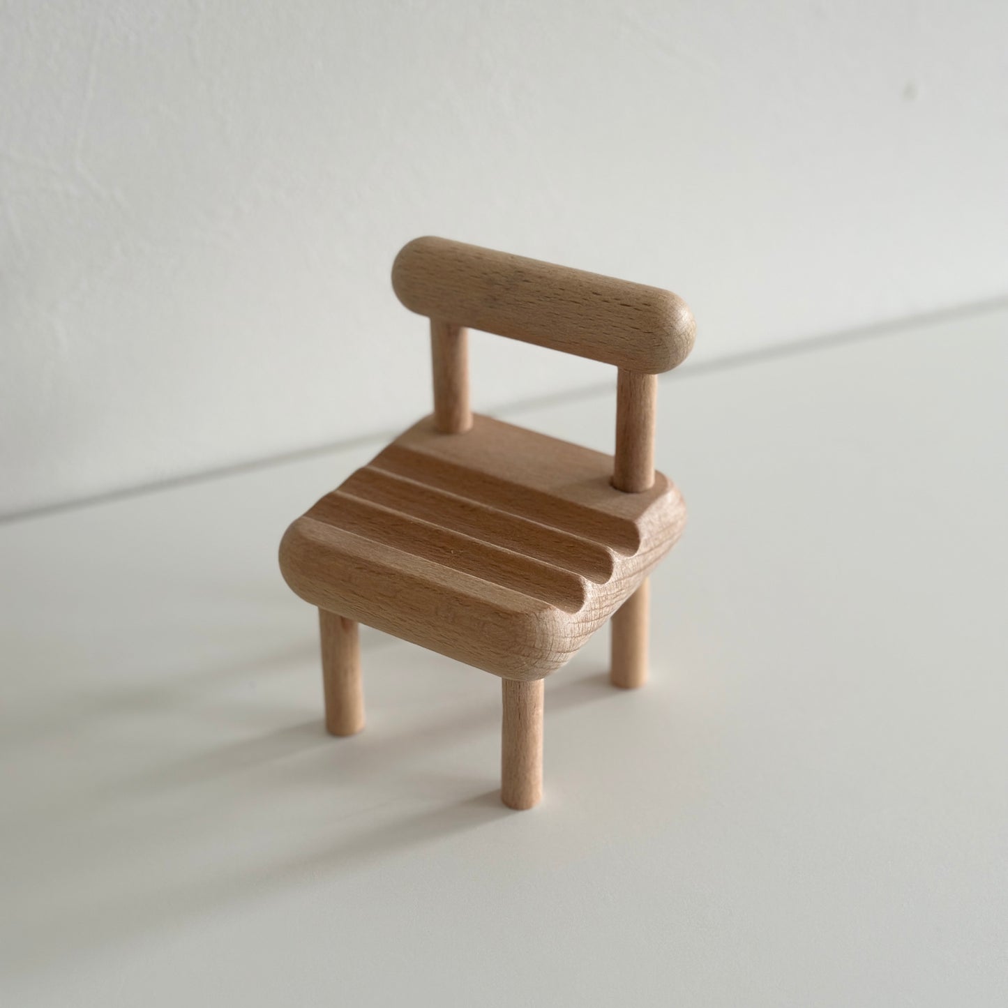 椅子の形をした木製のスマホスタンド