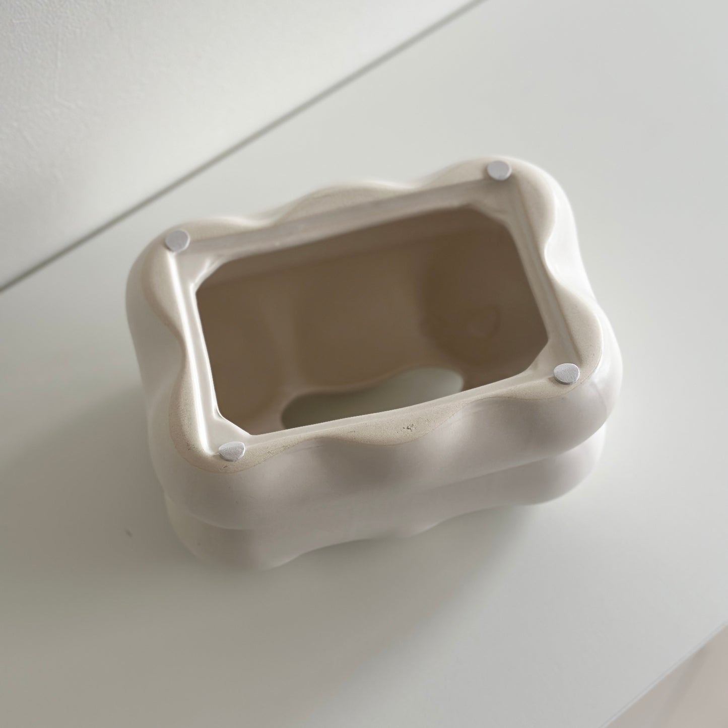 もくもくしたセラミック製の白いティッシュケースの裏側の写真