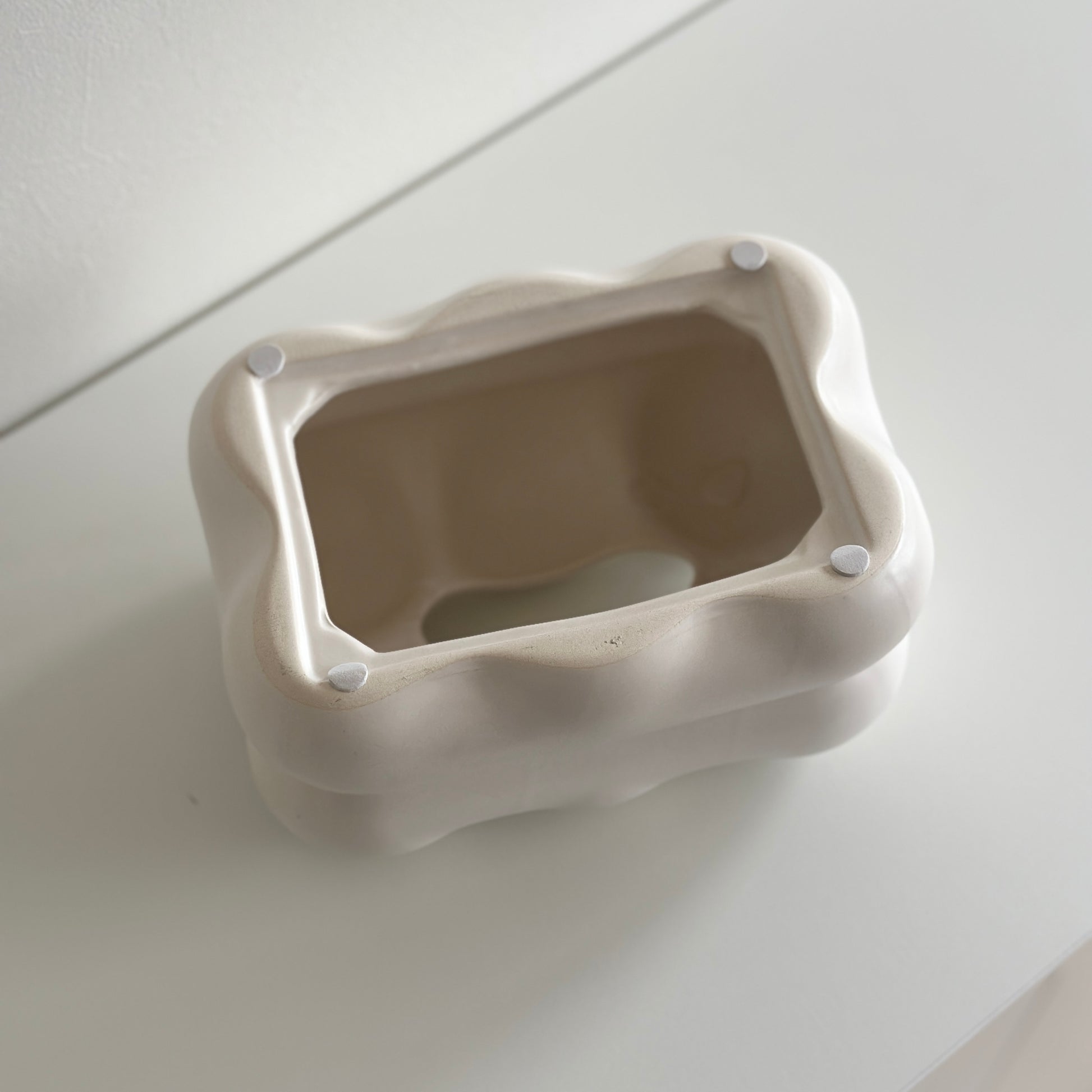 もくもくしたセラミック製の白いティッシュケースの裏側の写真