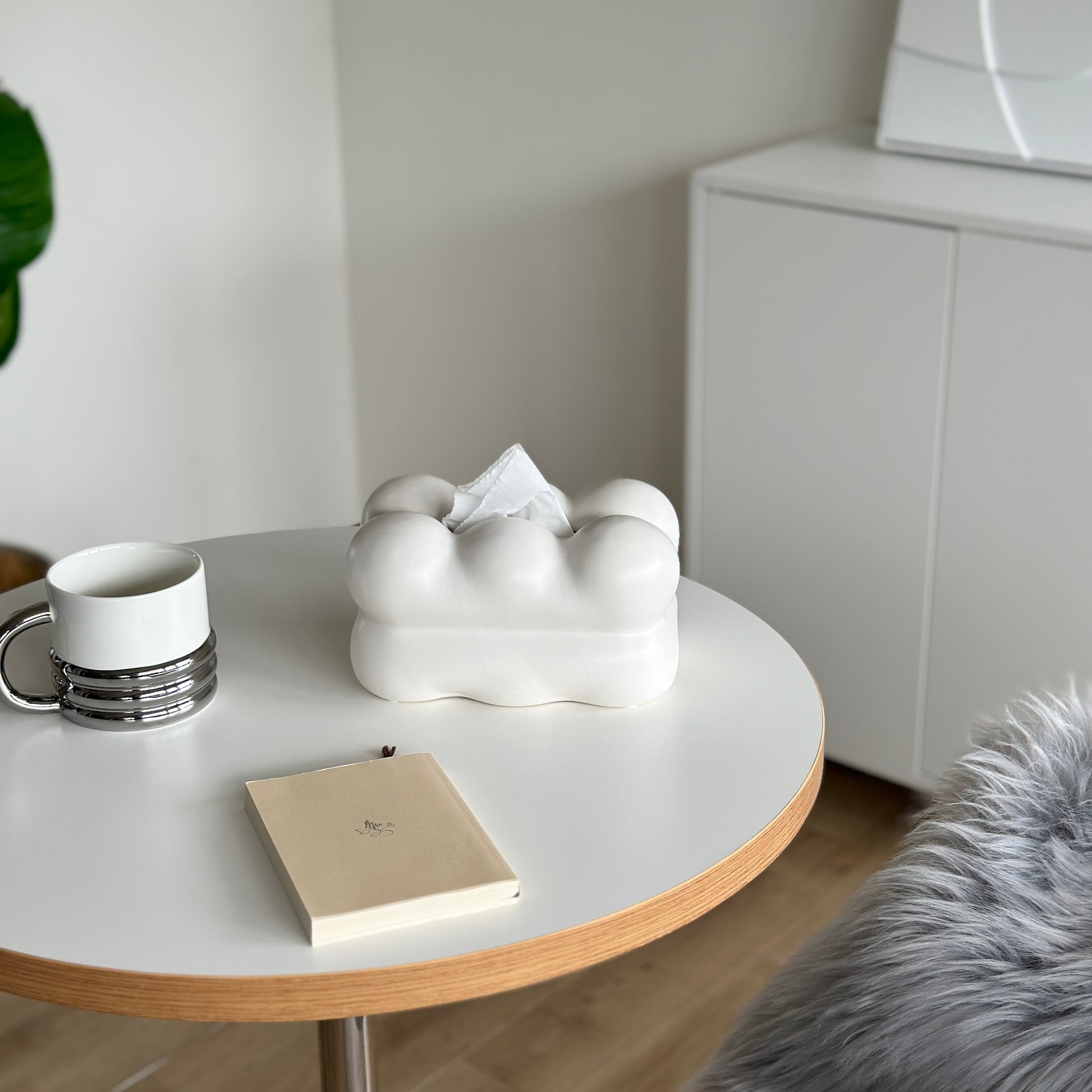 もくもくしたセラミック製の白いティッシュケースがテーブルの上に置かれている様子