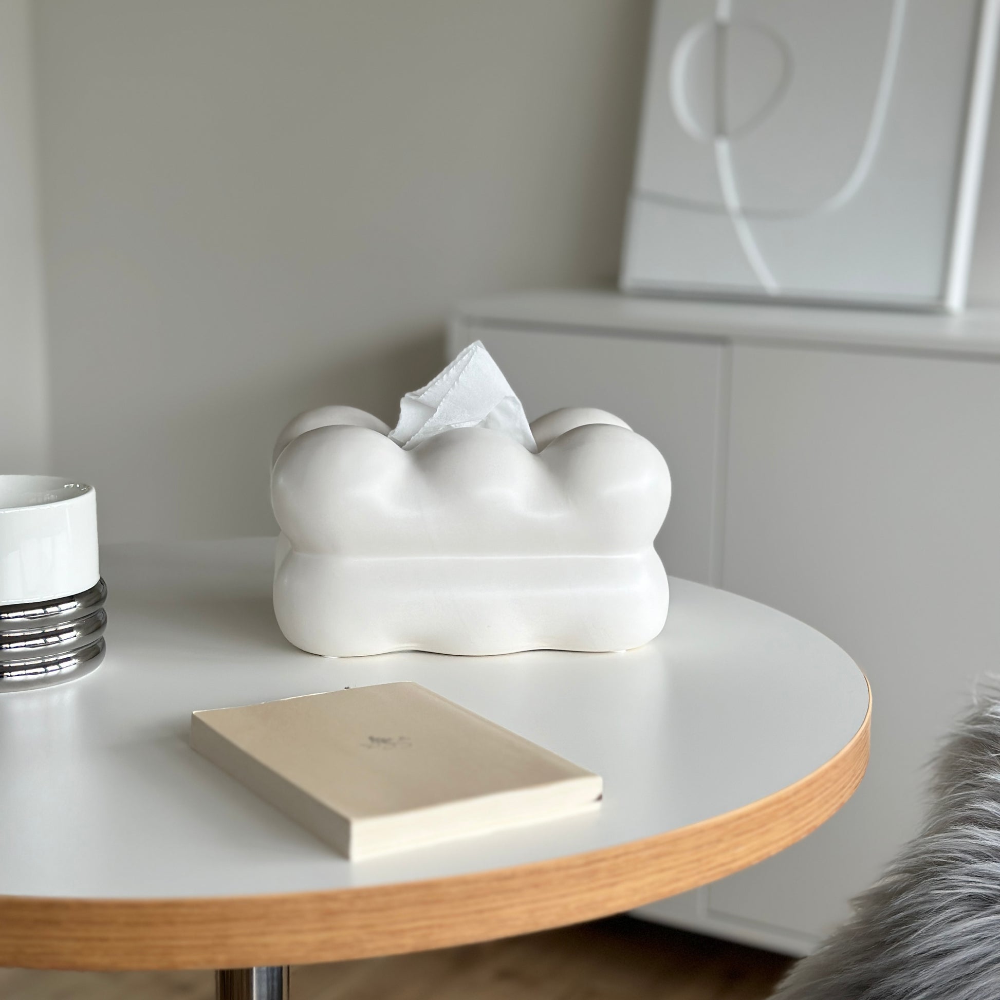 もくもくしたセラミック製の白いティッシュケースがテーブルの上に置かれている様子