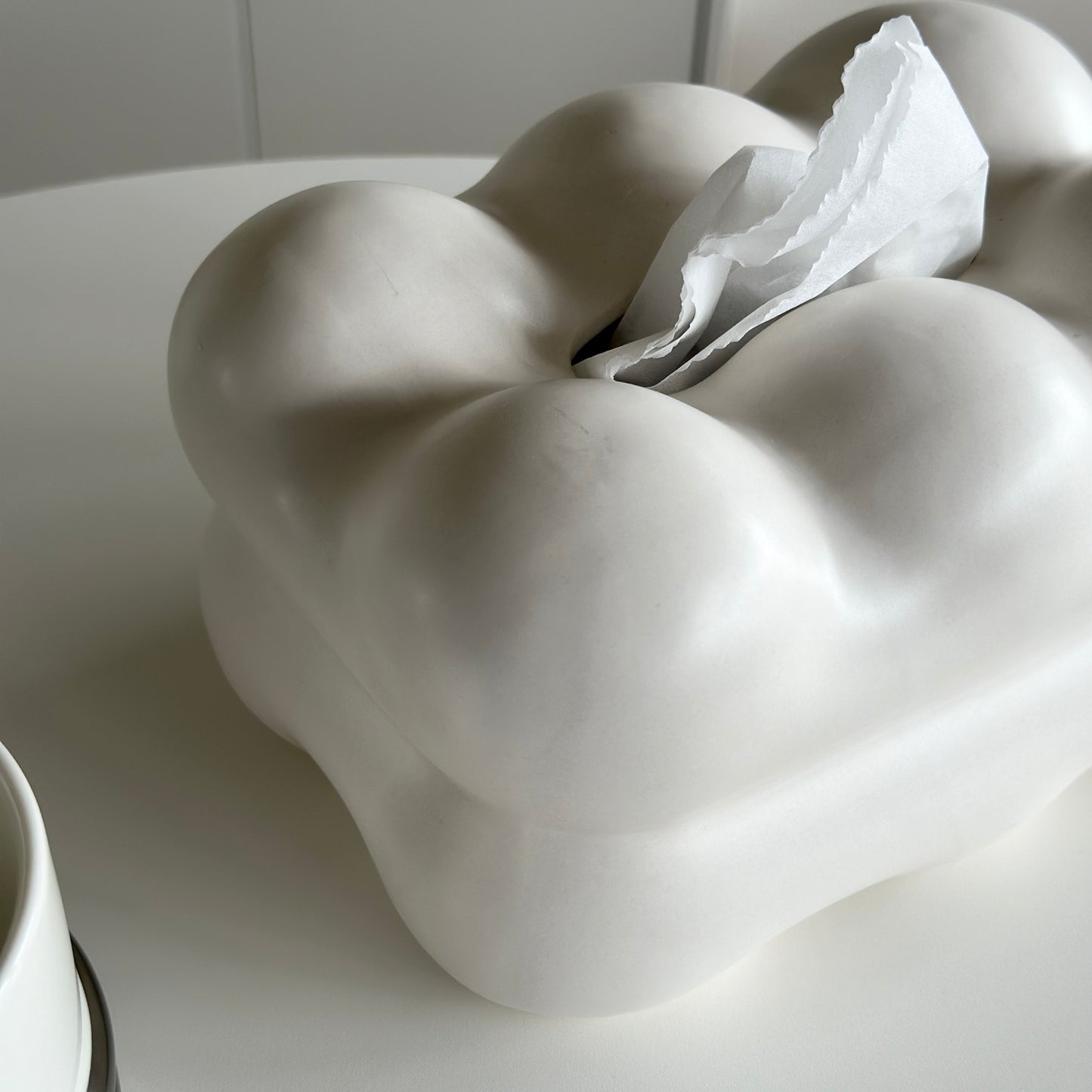 もくもくしたセラミック製の白いティッシュケース