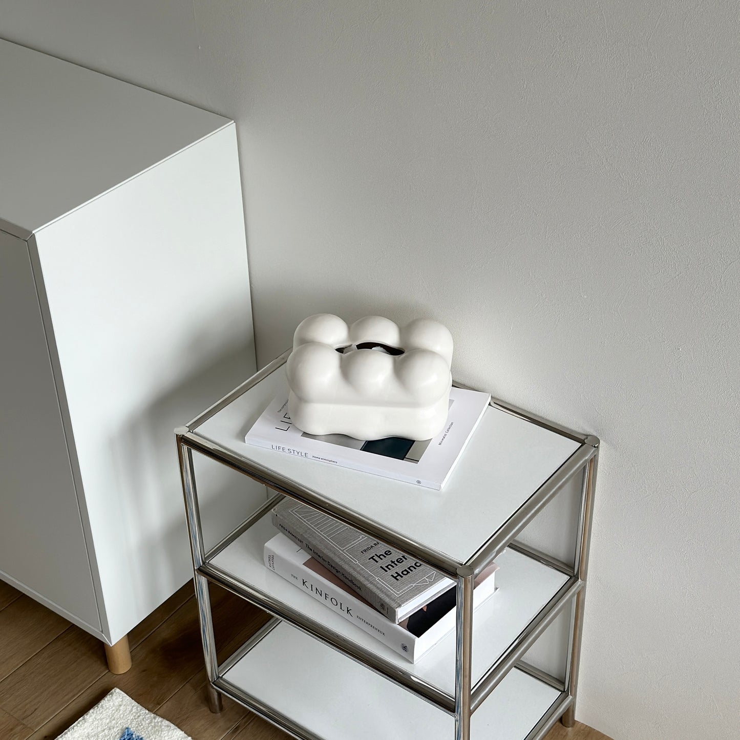 もくもくしたセラミック製の白いティッシュケースがモジュールのシェルフの上に置かれている様子