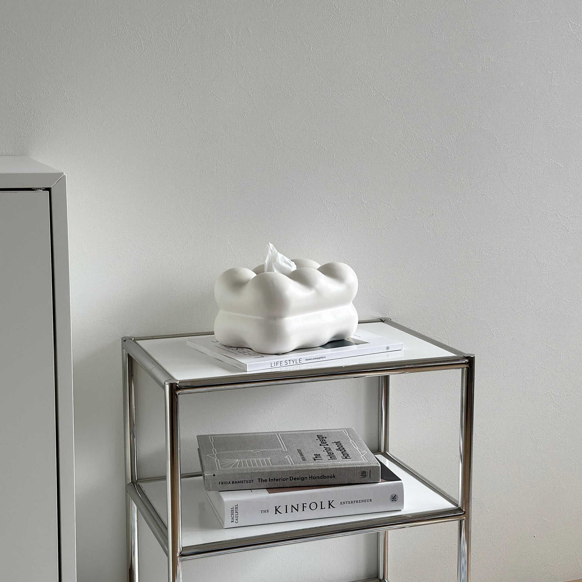 もくもくしたセラミック製の白いティッシュケースがモジュールのシェルフの上に置かれている様子