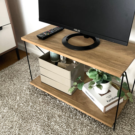 アイボリーの3段収納ケースをテレビ下に置いている様子