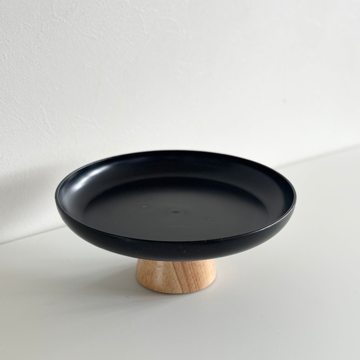 ウッド脚がついた黒のトレイ